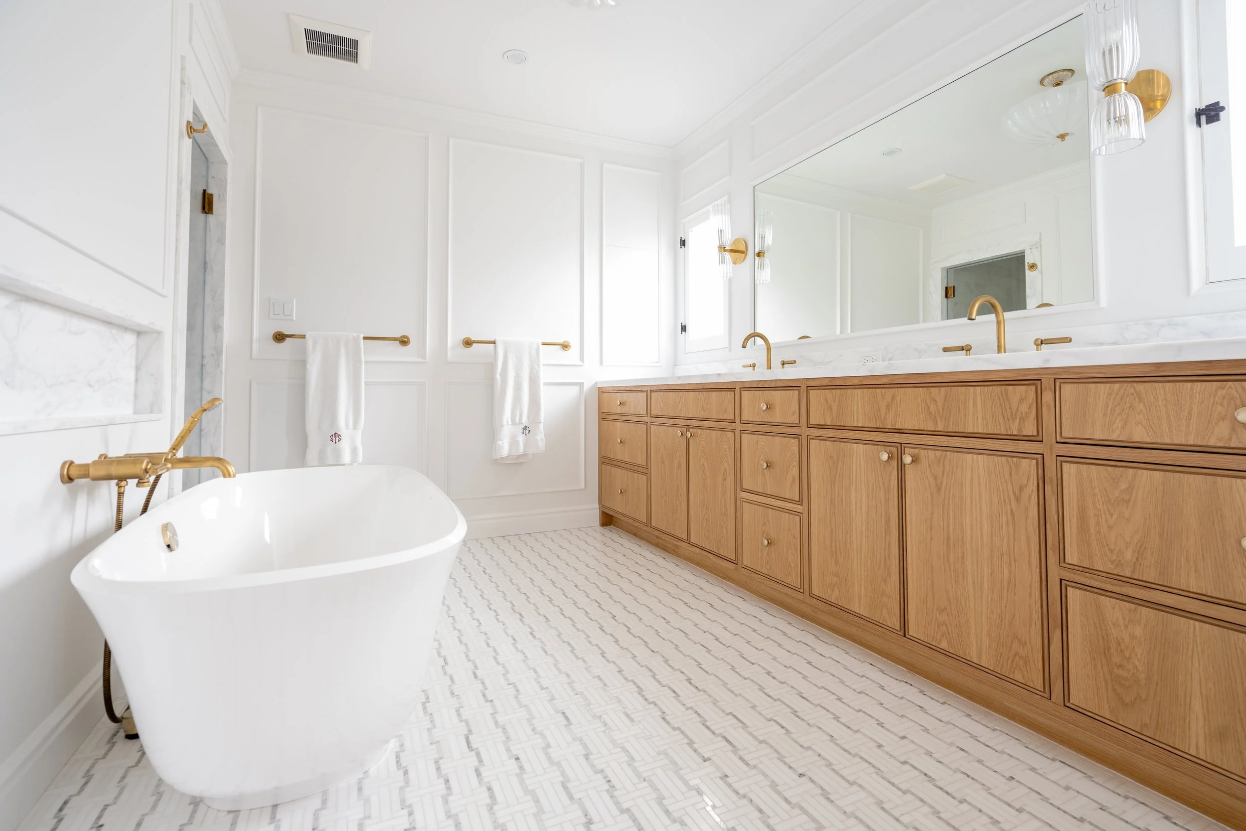 Lorraine_CLM_MasterBathroom_Wide_001.jpg