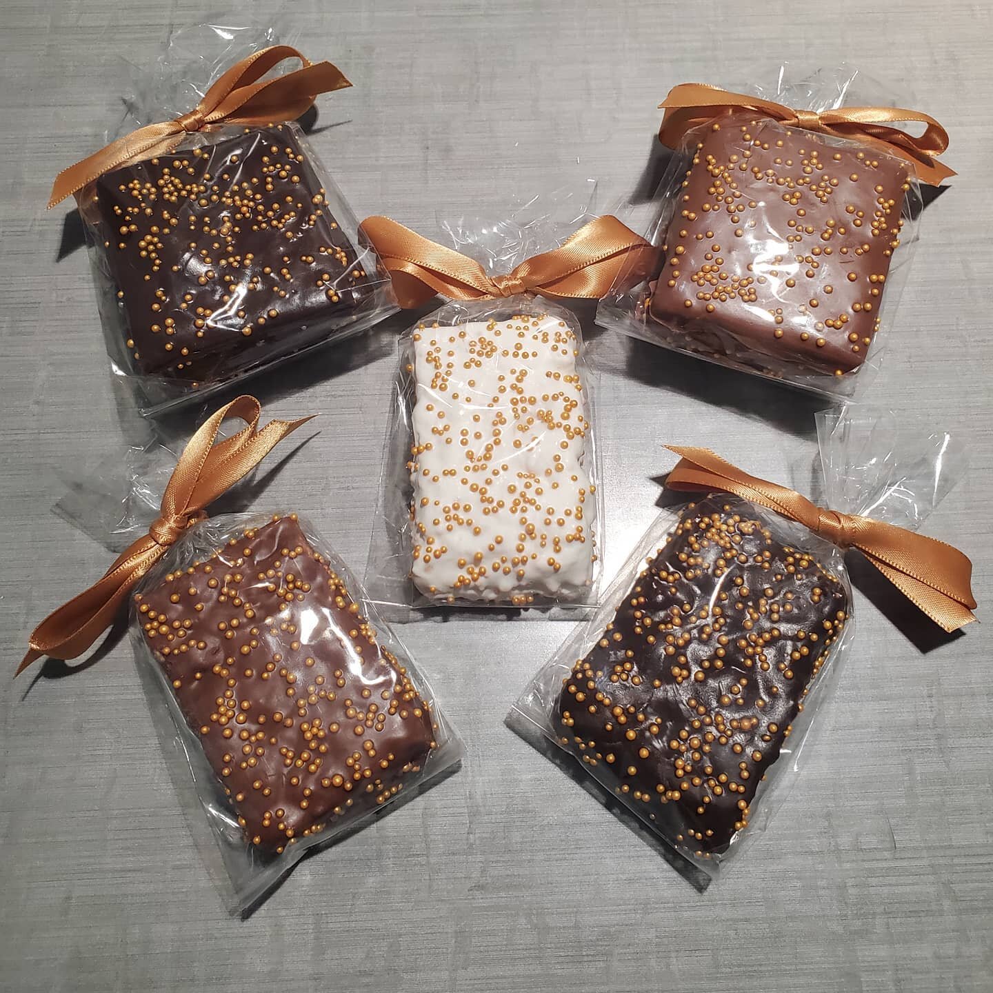 #chocolatecoveredgrahamcrackers #grahamcrackers #chovolatecoveredricekrispietreats #ricekrispytreats #milkchocolate #whitechocolate #darkchocolate #nonpareils