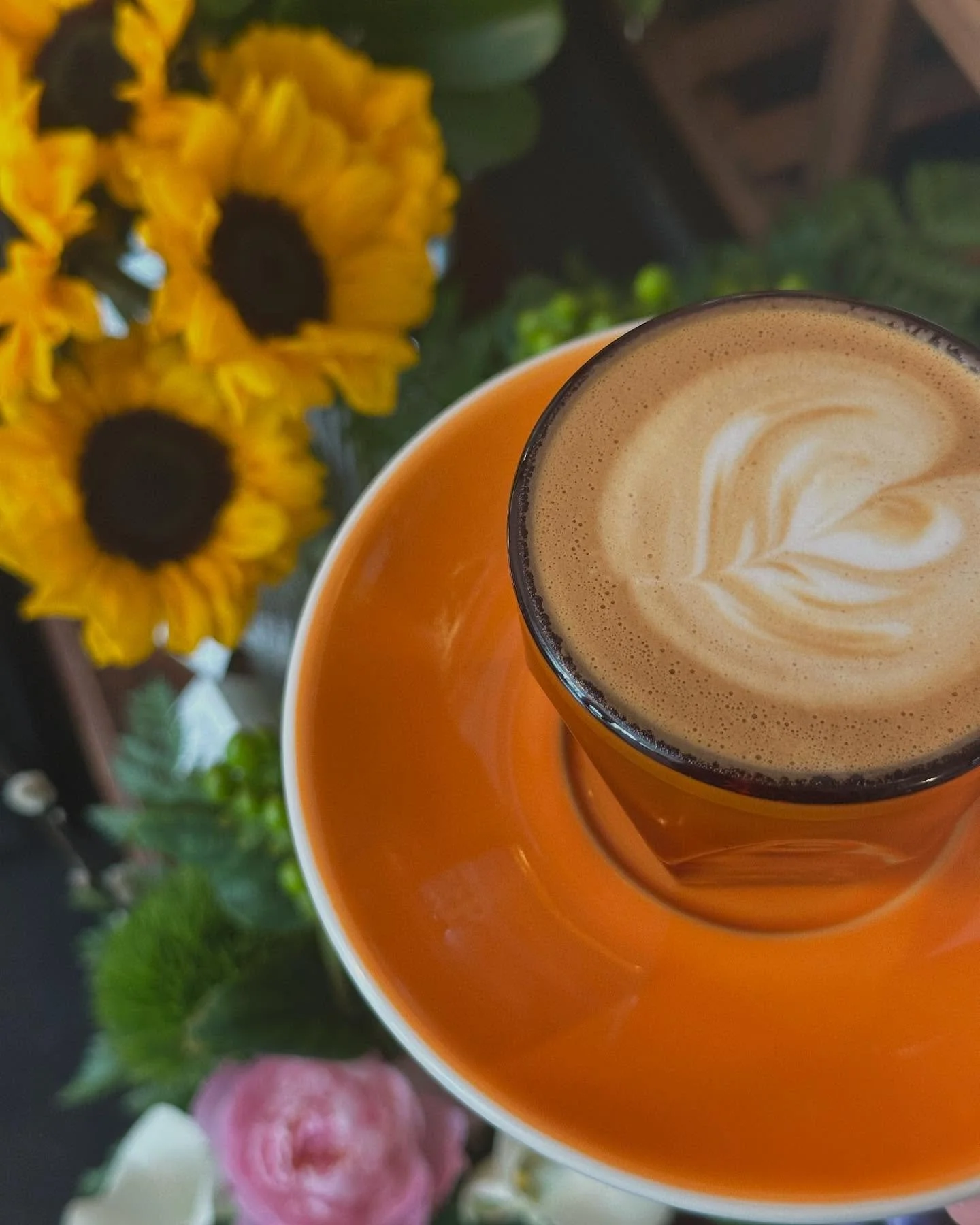 rainy sunday + signs of spring 

#owensfamous #chicagocoffee #coffeeaesthetic #flowerbar #freshbaked