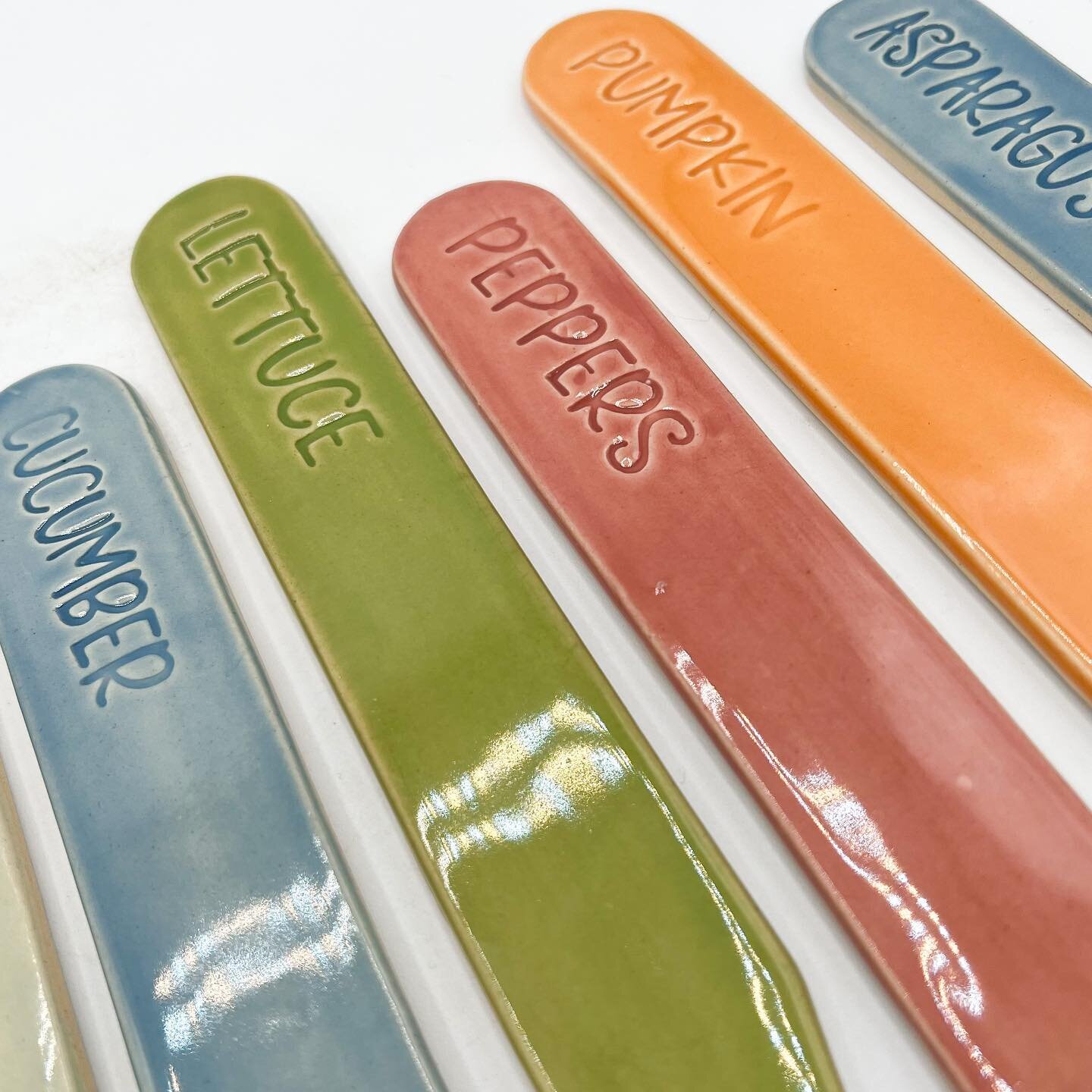 Garden-stakes for my gardening followers!👩🏽&zwj;🌾

I will have bunch of these available in my next shop update 🤗

#maycoglaze #maycocolors #sharingglazecombinations #plantstakes #gardenstakes #ceramicplantstakes #reuseableplantmarkers #plantmarke