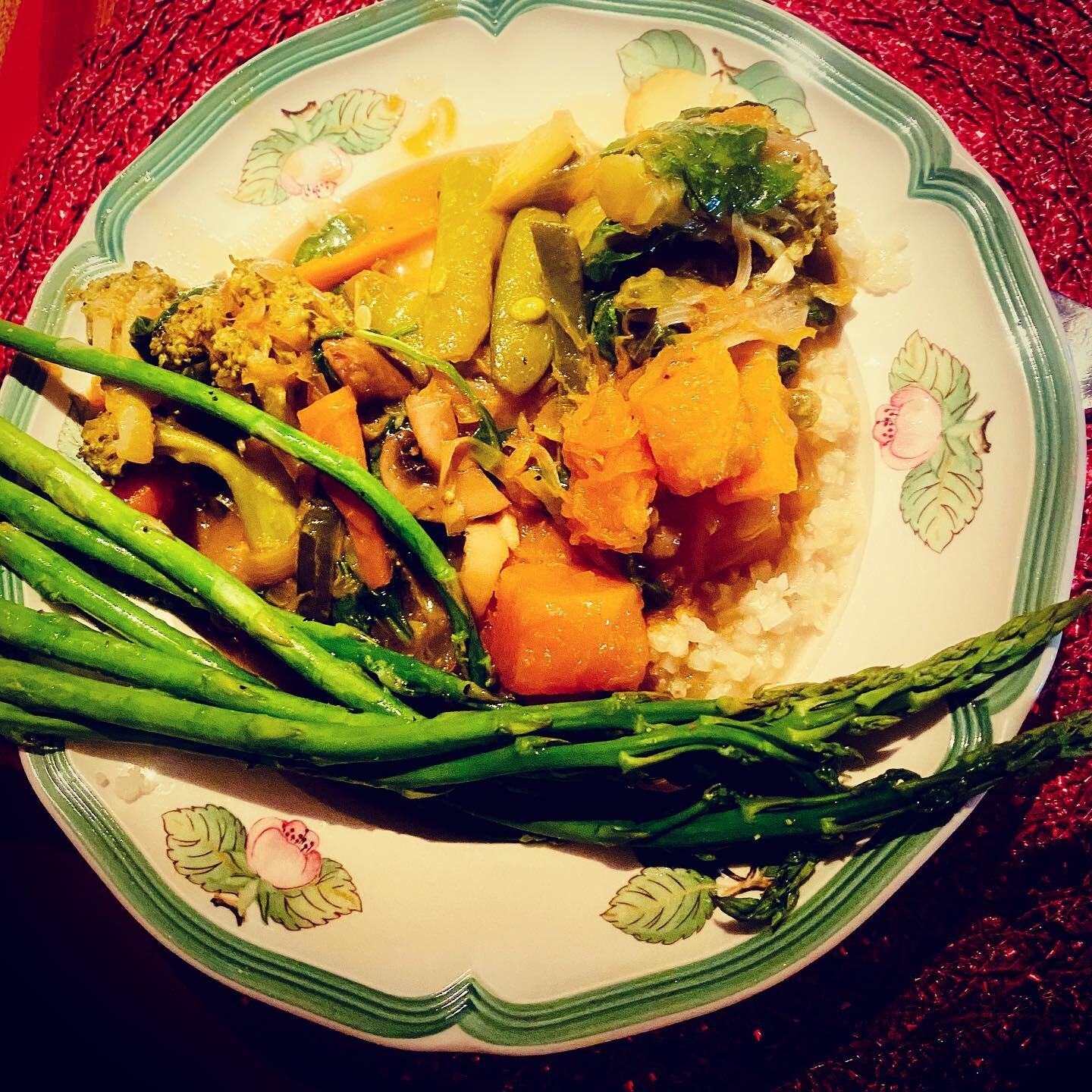 Vegan veggie curry with roasted asparagus and cauliflower rice 

#vegan
#vegetarian 
#ilovemyveggies 
#maui 
#whatsfordinner