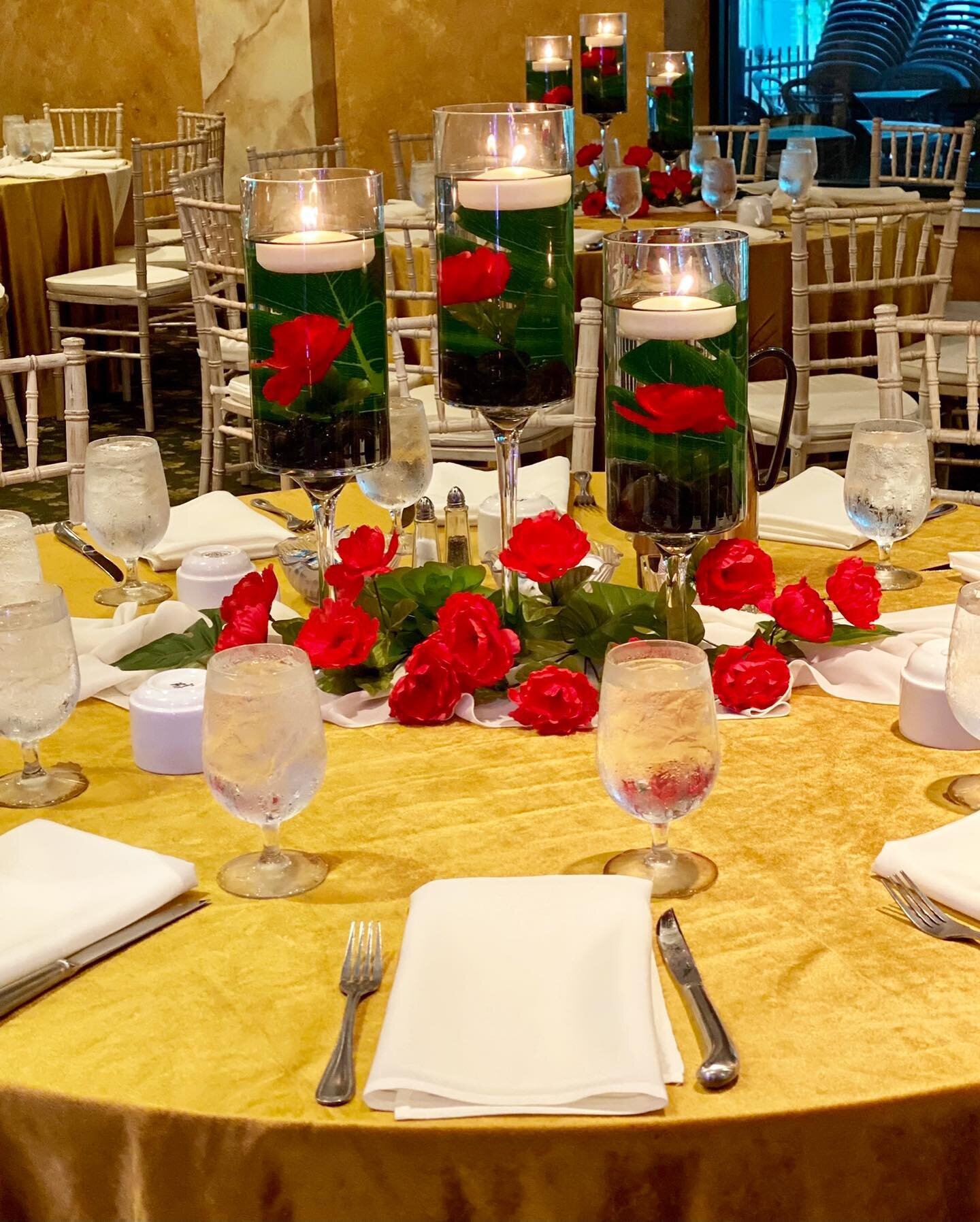 The weather may be gloomy in Appleton this week, but hopefully this pop of color will brighten up your feed! ❤️

We were lucky enough to decorate for a social event last weekend at Pullmans and were able to showcase our new gold velvet linens. How go