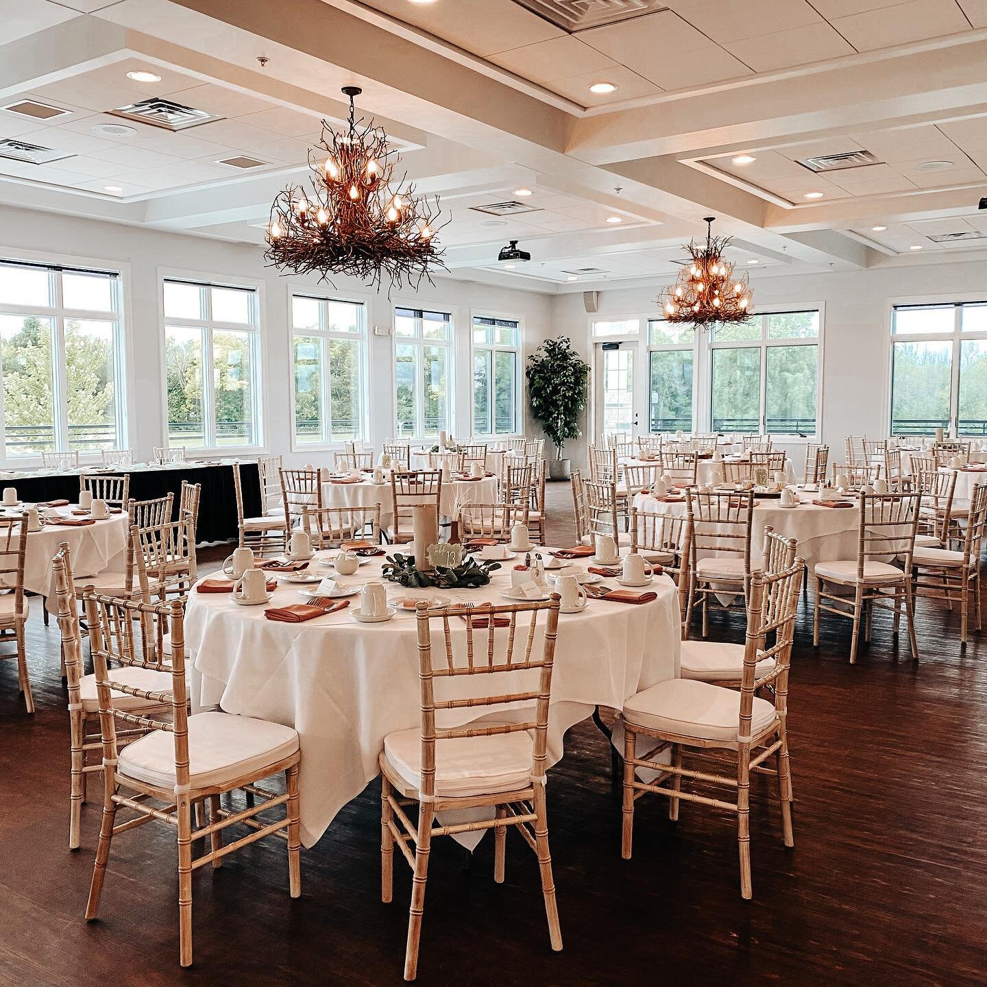 Our chiavari chairs look absolutely stunning in this gorgeous venue 😍 Give Sara from Whispering Springs a call if this is the elegant, clean design you&rsquo;d love for your wedding. 

And head over to our website to learn more about how you can ren