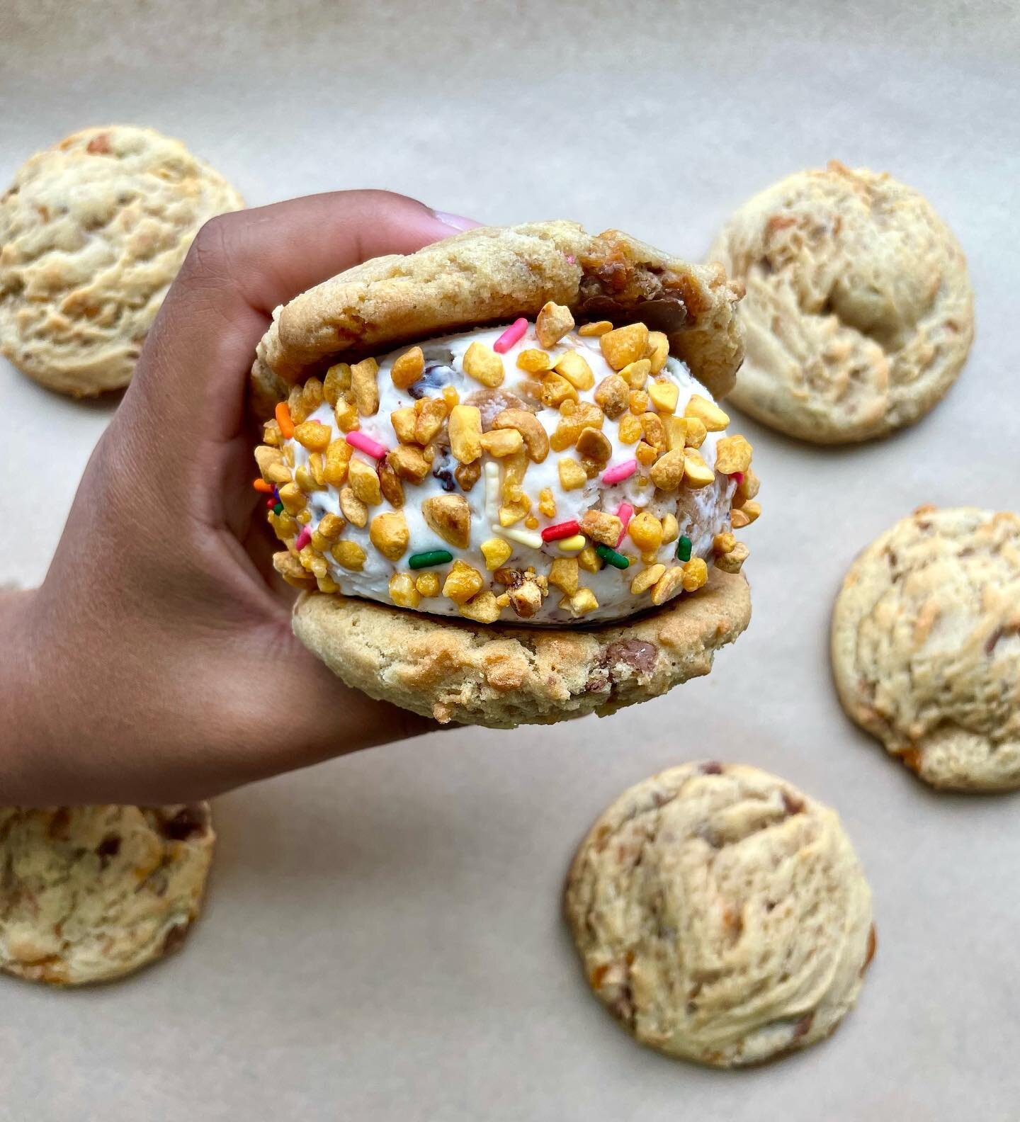 July Cookie of the Month: Butterfinger!

Our house base loaded with Butterfinger pieces. Available all of July in the shop and delivery 🙌

🍪 Butterfinger
🍦Peanut Butter Cookie Dough
🍫Peanut Butter Crunchies
.
.
.
#treatyourself #cookies #icecream