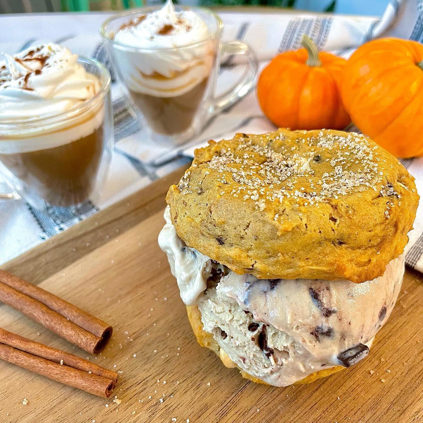 Pumpkin Spice Latte cookies are back🎃 ☕️ 

Smooth pumpkin espresso cookie base loaded with white chocolate chips and rolled in a cinnamon brown sugar. 

🍪: Pumpkin Spice Latte
🍦: Iced Latte

Since we are still taking in all of the summer weather t