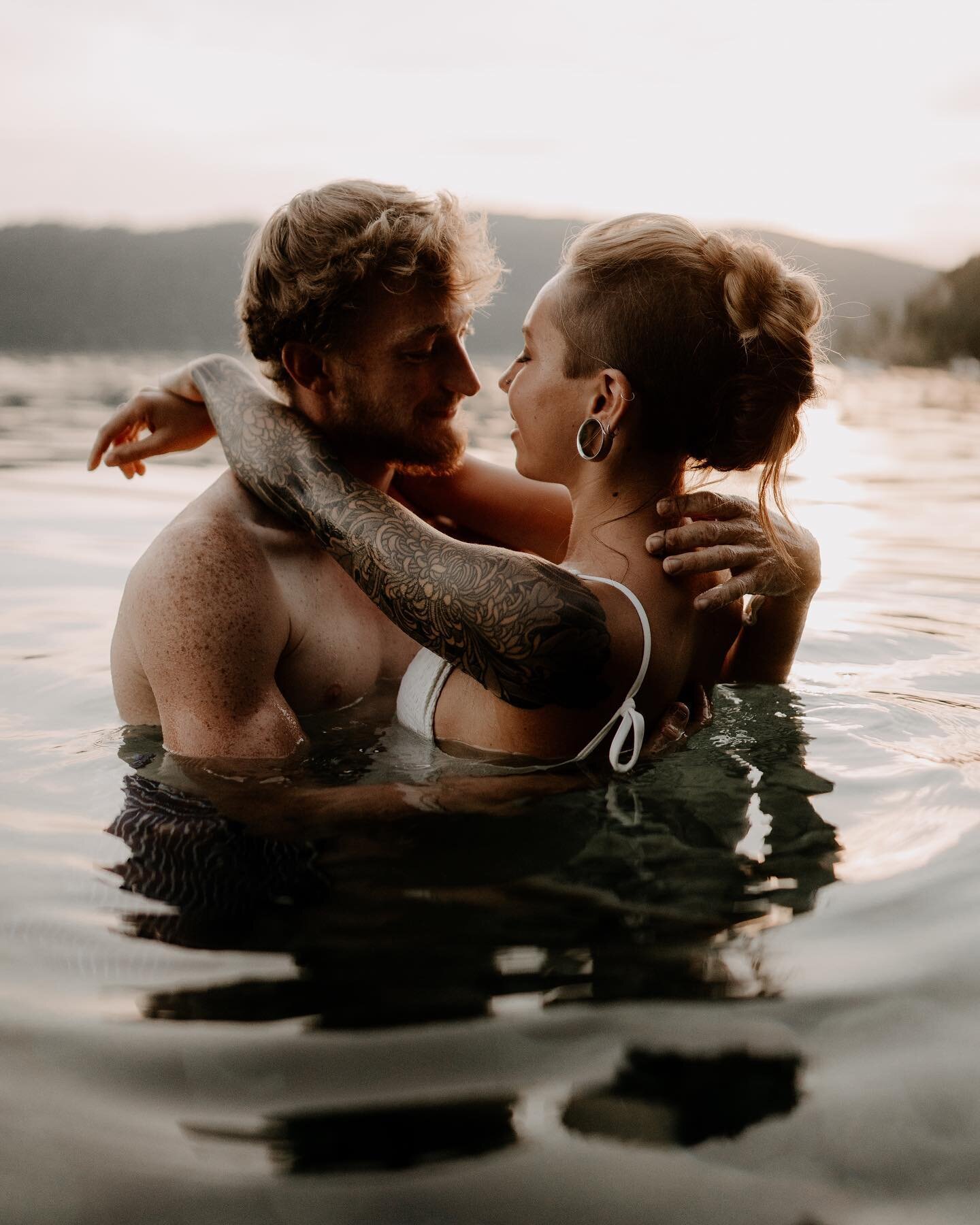 🇫🇷Les chaleurs s&rsquo;installent, une petite baignade apr&egrave;s votre moment &agrave; deux ? Nous organisons des elopements au bord de nos lacs de montagne, et l&rsquo;&eacute;t&eacute;, on ne se fait pas prier pour y piquer une t&ecirc;te ! Et