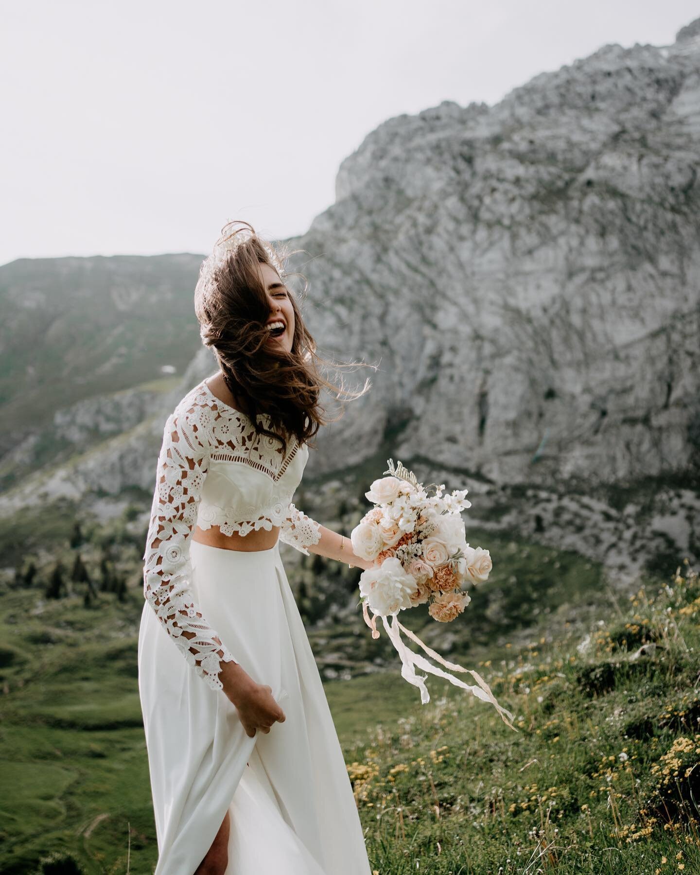 Un elopement au coeur des montagnes, &ccedil;a vous inspire ? ⛰
Se retrouver perdus rien que vous deux, dans l&rsquo;immensit&eacute; d&rsquo;un lieu qui restera grav&eacute; &agrave; jamais dans votre histoire ✍🏼✨

Photographe @amandine_marque