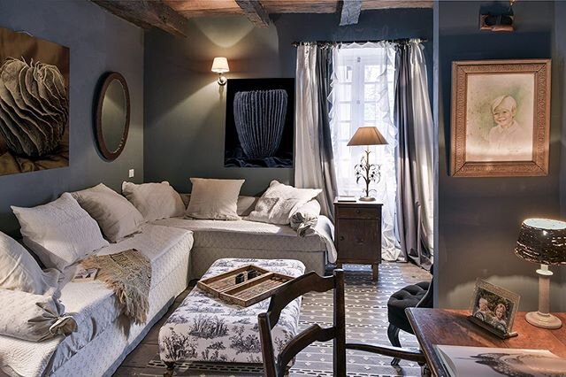 La suite de Sophie côté salon💙 #maisondhotes #maisondecharme  #decoration #aveyron #aubrac #occitanie #lifestyle #guestroom #lodge #vintage #weekend #bedandbreakfast #maisonsdhotesdecharme #designinspiration #intemporel #sochic #slowlife