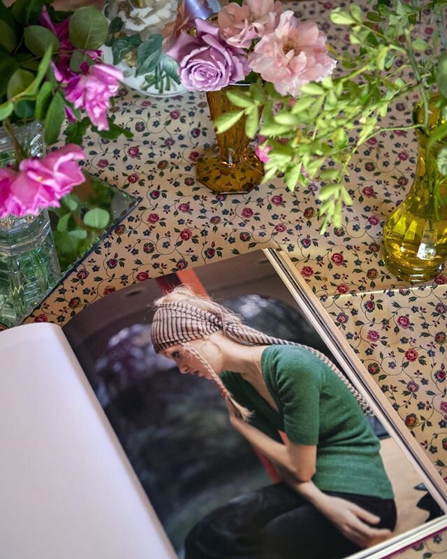 Fleurs, vases chin&eacute;s, nappe en coton imprim&eacute; et photo @lindamccartney 💕 #maisondhotes #maisondecharme  #decoration #aveyron #aubrac #occitanie #lifestyle #guestroom #lodge #vintage #weekend #bedandbreakfast #maisonsdhotesdecharme #desi