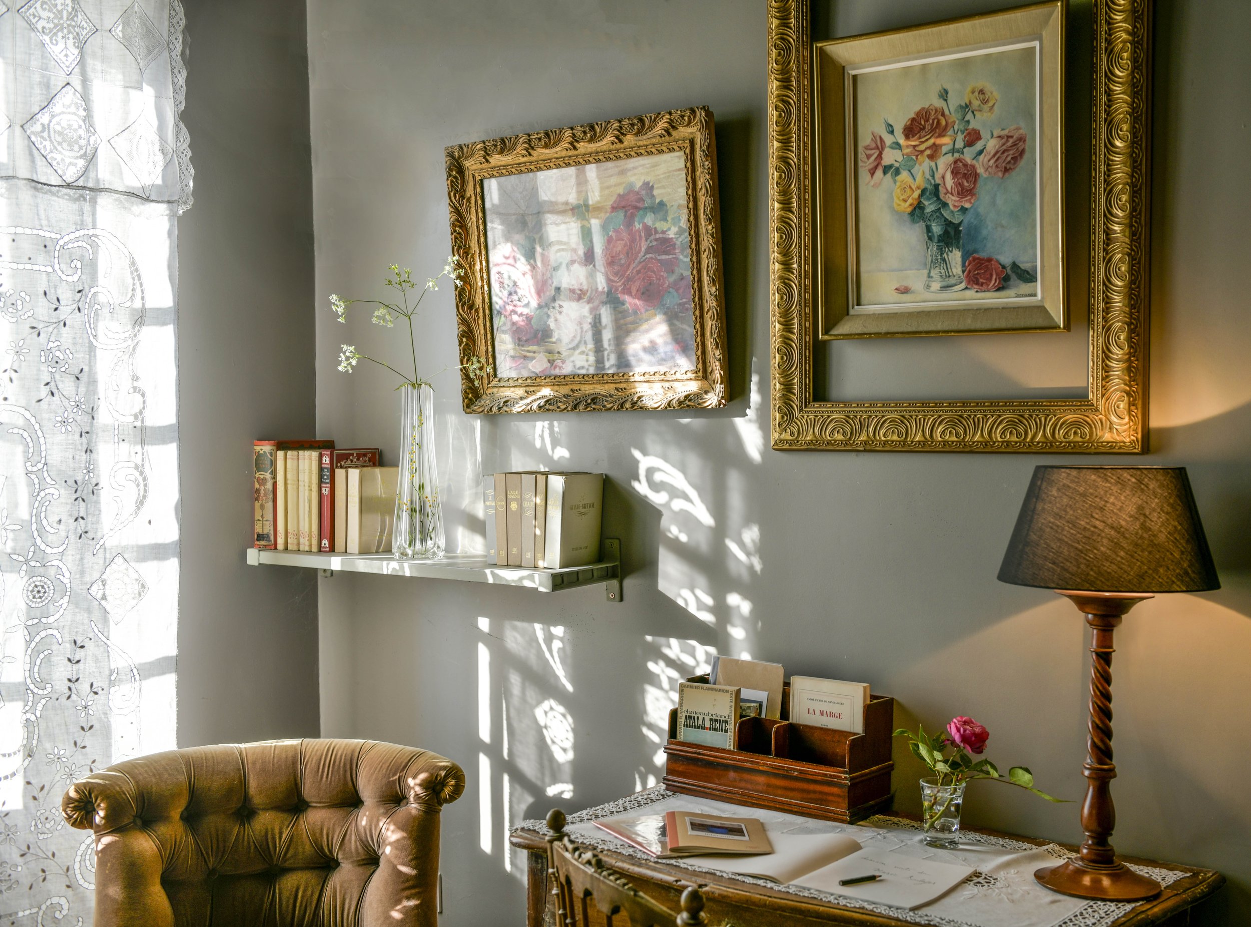 chambre violette tableau fleurs.jpg