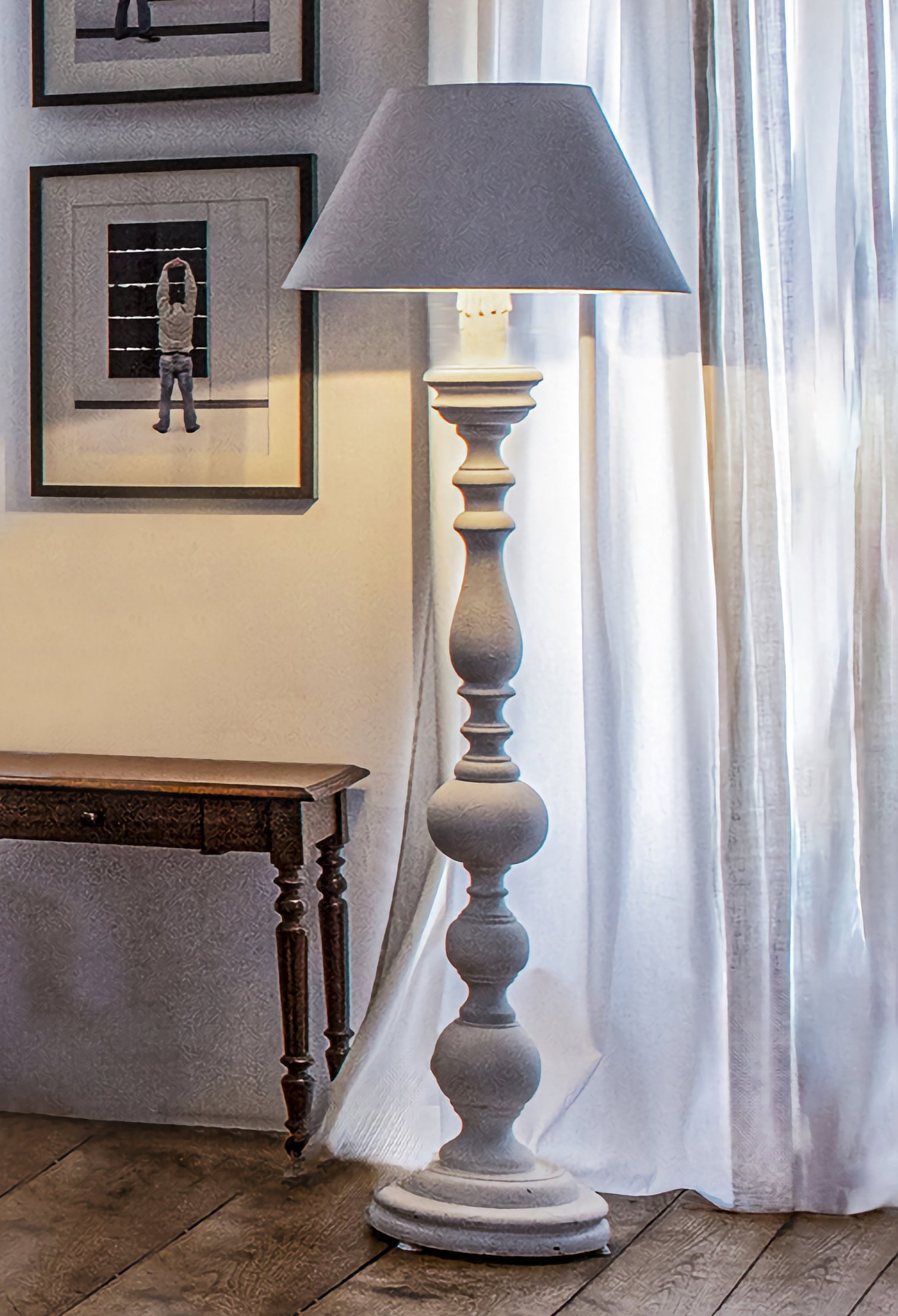 lampe sur pied cadrée.jpg