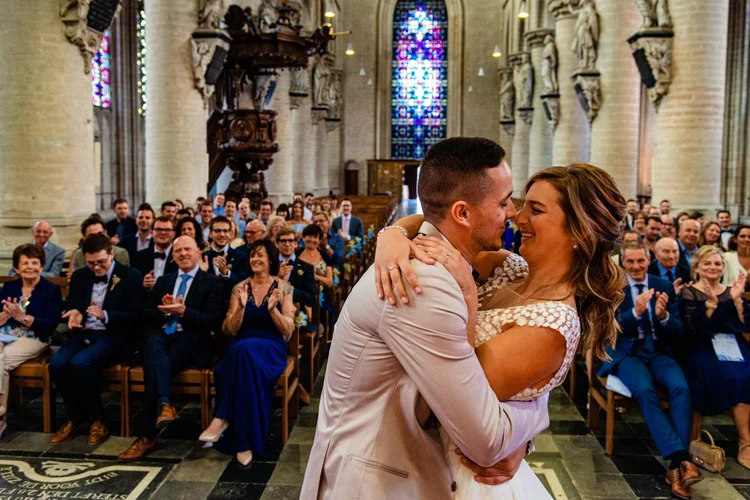 Kus in de kerk terwijl de gasten applaudisseren