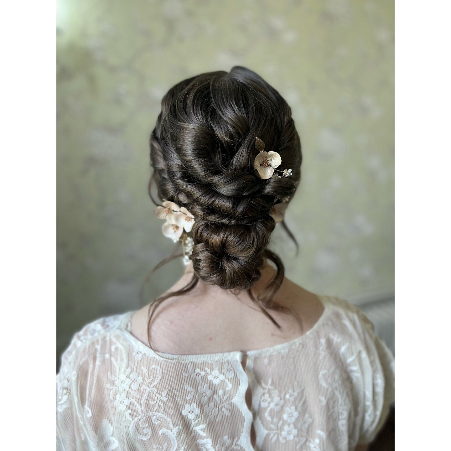 Boho hair do for the absolute beauty that is Elizabeth 🤍
Soft and whispy updo that paired so well with @indiebride.london dress and @poppyandmeadow hair accessories. 

Using @kykhaircare @ghdhair @fudgehair 

#updo #boho #bohohair #bohochic #bohobri