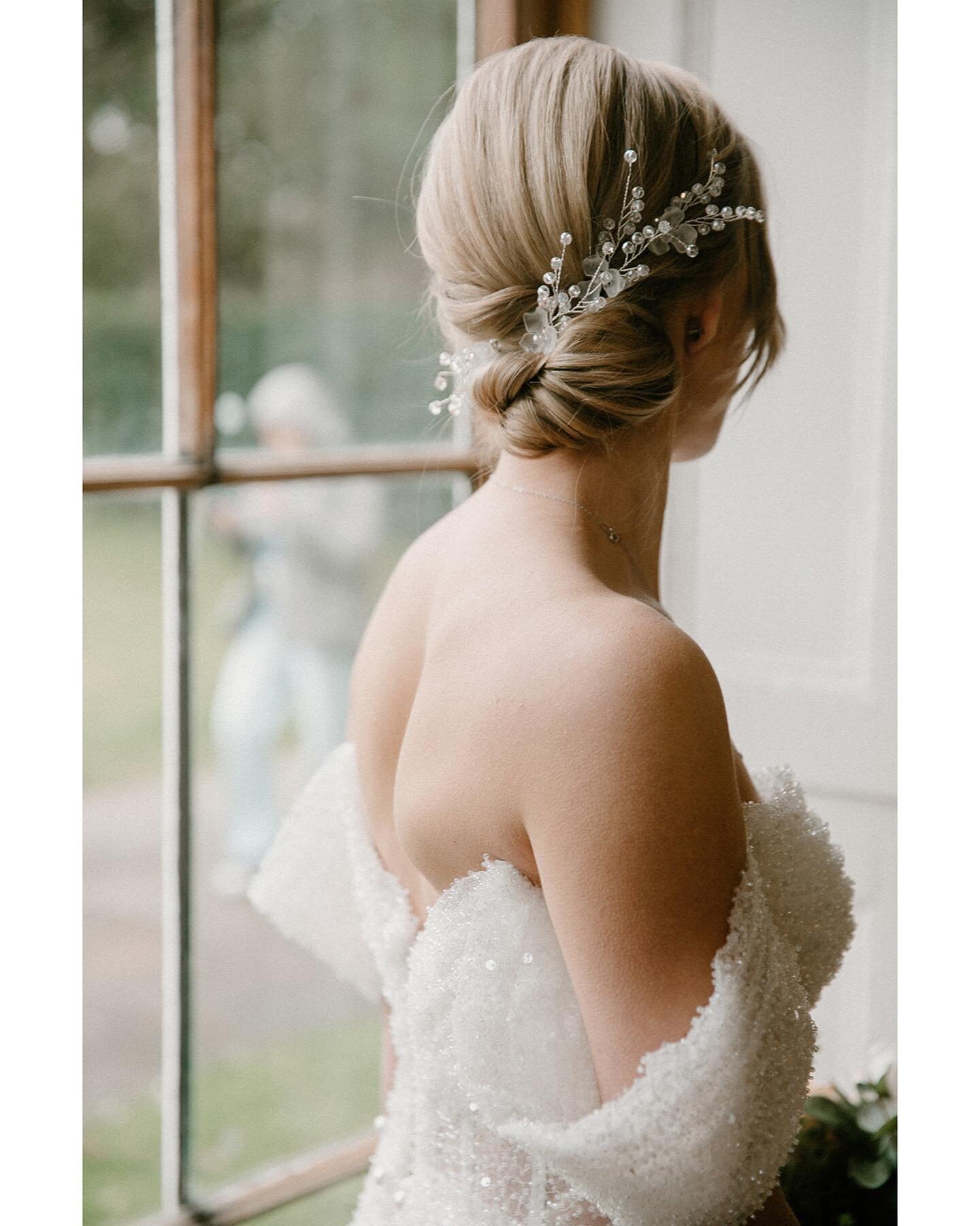 How gorgeous is this whole set up at @grovehouseweddings 

Super team 

Photographer @lisapeelweddingphotography 
Photographer @clairejohnsonweddingphoto 
Flowers @fleurdelacouture 
Bridal Gowns @taladanielbridal 
Hair and Make up @idomakeupandhair_
