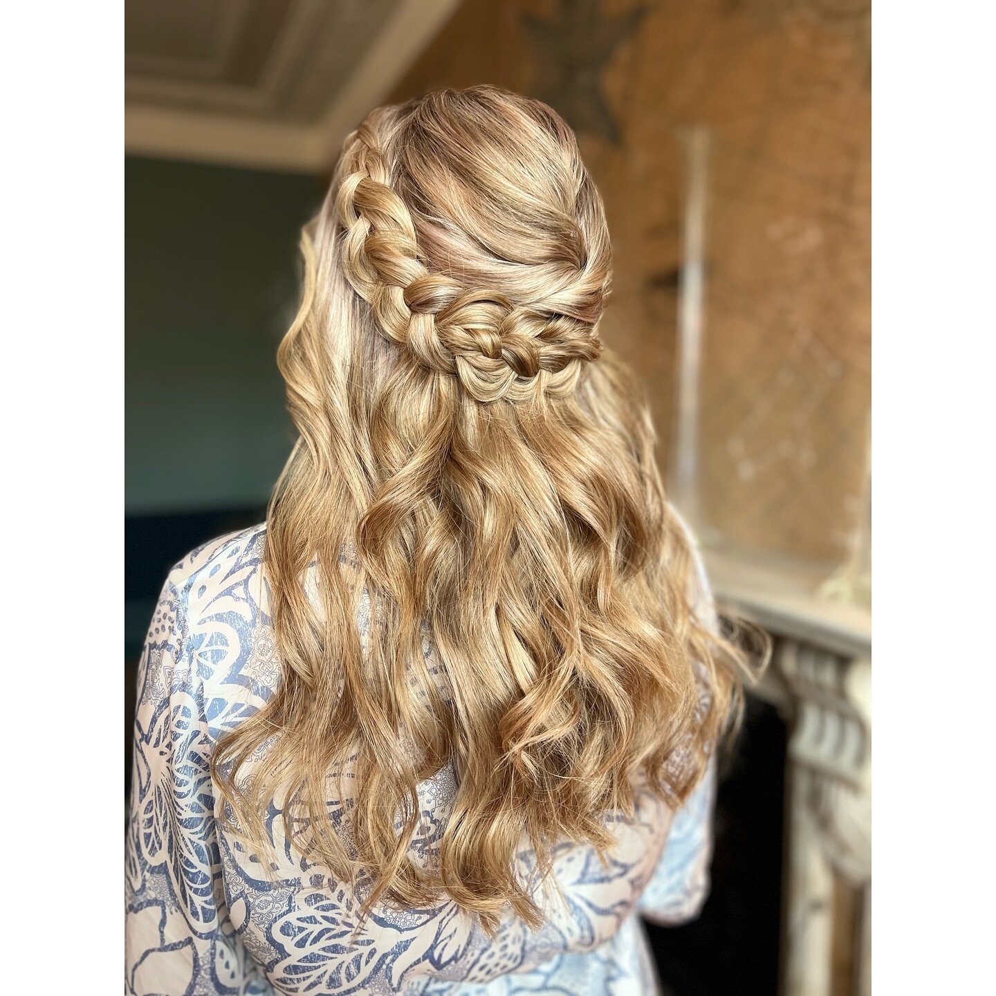 The half up half down will always be trendy. I did this one on Saturday with a boho braid and soft curls. 
Would you wear this for your wedding?

#halfup #halfupdo #halfuphair #halfuphairstyle #halfuphalfdown #weddinghair #weddinghairstyles #boho #bo