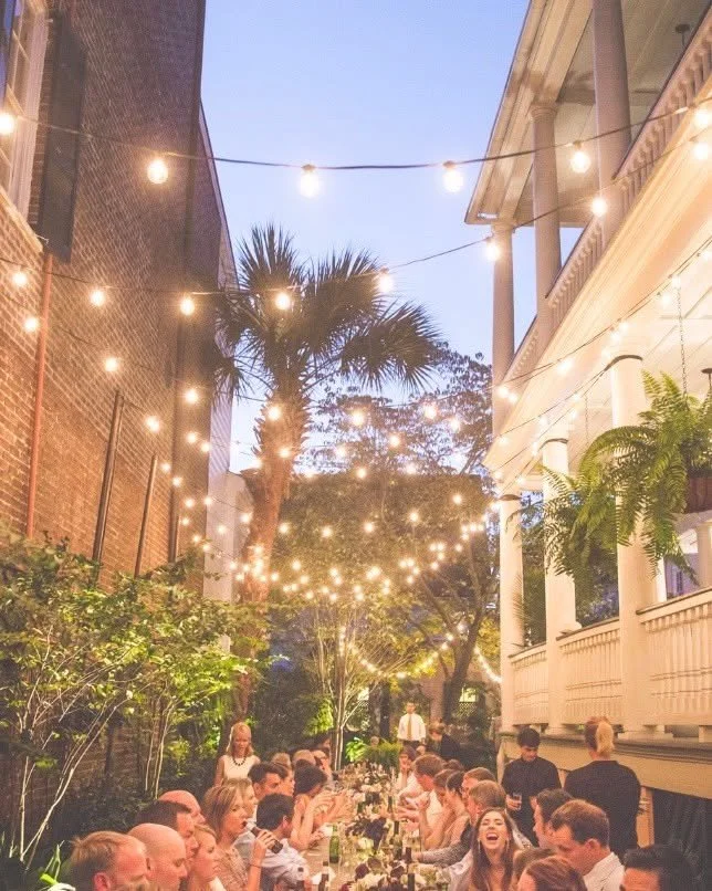 Alfresco dining in true Charleston style 💫