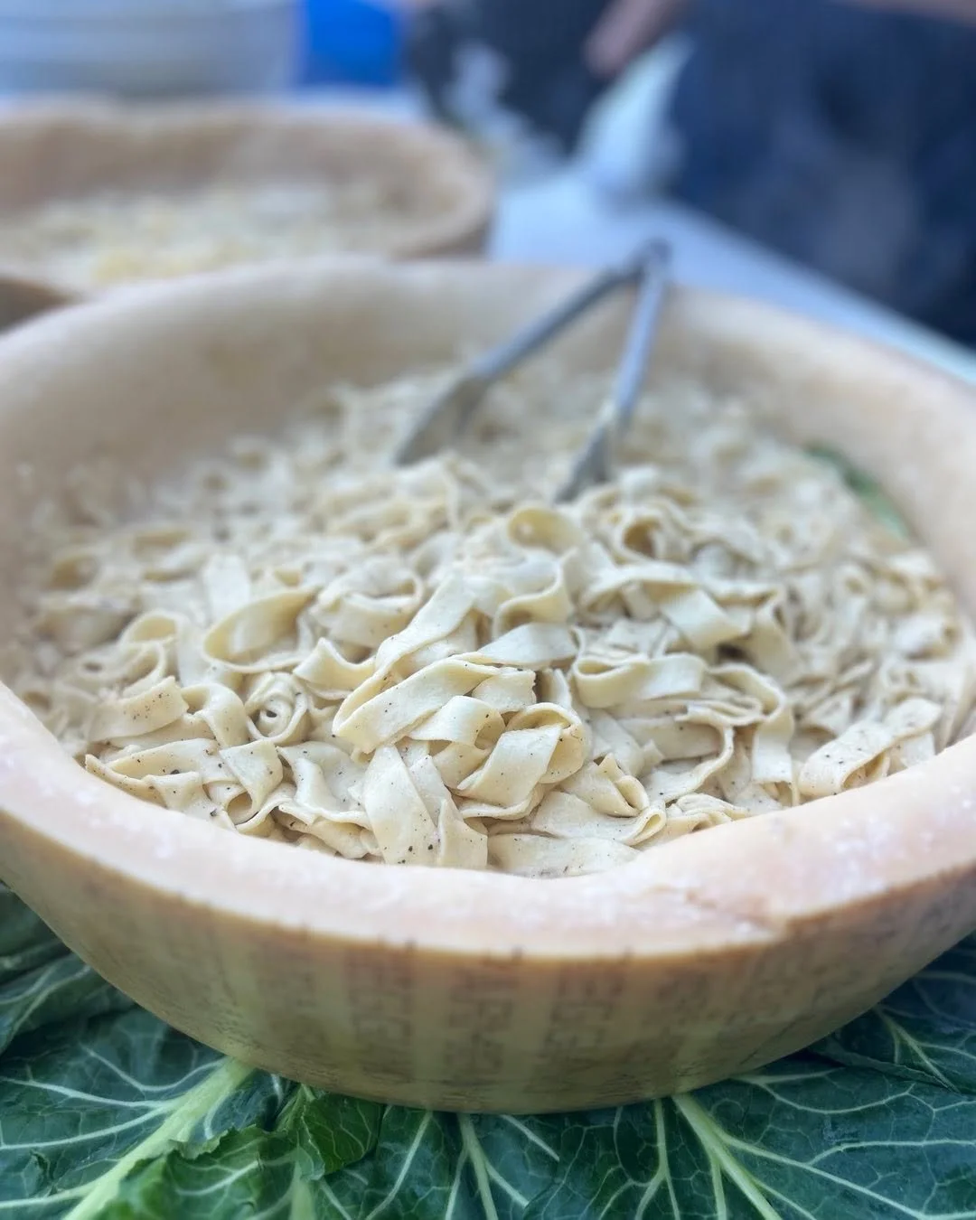 Cacio E Pepe in a Parmesan wheel? YES, please! Who's ready to dig in? 
@hillandcocreative