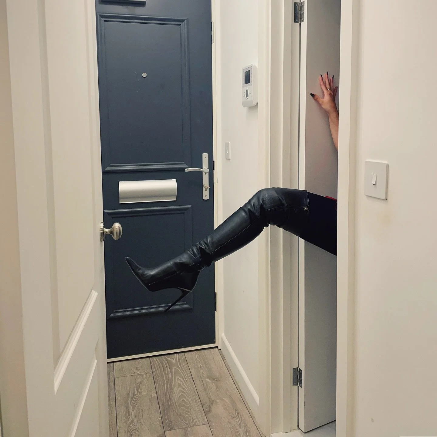 Smell them&mdash;feel my leather stiletto boots!

Szagold meg őket &mdash; &eacute;rezd a bőr tűsark&uacute; csizm&aacute;mat!

More @katcserna.secrets 

#leatherboots #stilettoboots #explorepage