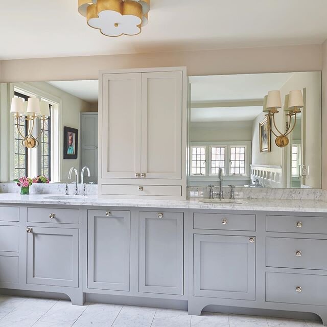 Lockslea, a Jacobethan style home built in 1915, now has a gorgeous master bathroom with stunning details! We chose @armacmartin hardware from @hortonbrasses. Lighting from @lucialighting plumbing fixtures from @fw_webb @mousercabinetry  #mastebathro