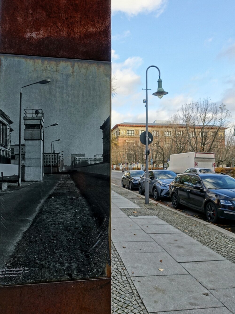 Stele mit Foto vom ehemaligen Mauerstreifen