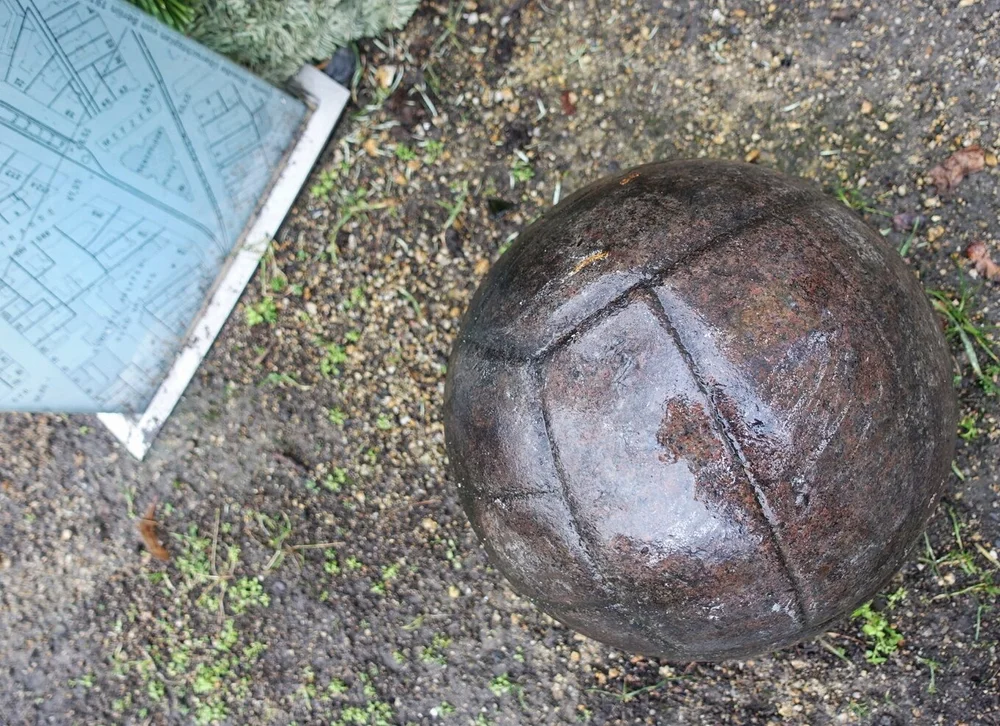 Fußball-Skulptur an der Schönhauser Allee 162, Berlin-Prenzlauer Berg