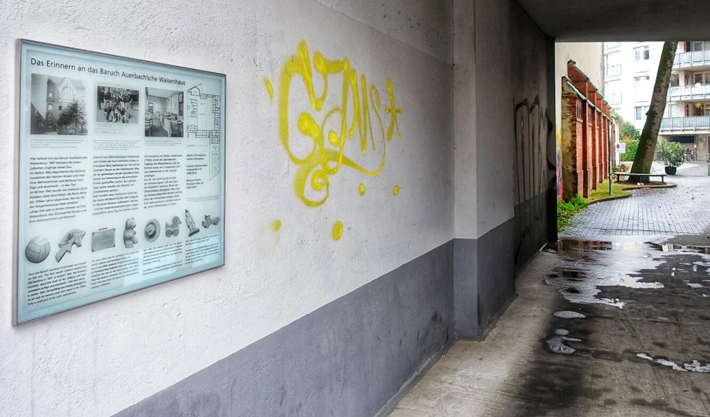 Durchgang zum Gedenkort Baruch Auerbach'sches Waisenhaus