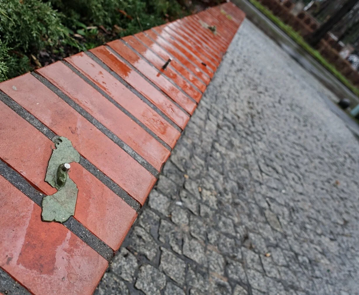 Befestigungen des zerstörten Mahnmals am Baruch Auerbach'schen Waisenhaus, Schönhauser Allee 162, Berlin-Prenzlauer Berg