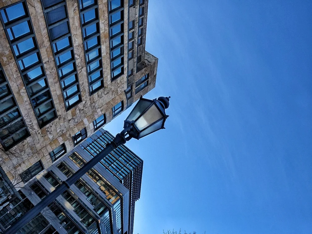 Aus dem Gebäude hinter der Laterne fallen die Schüsse im ARD-Tatort