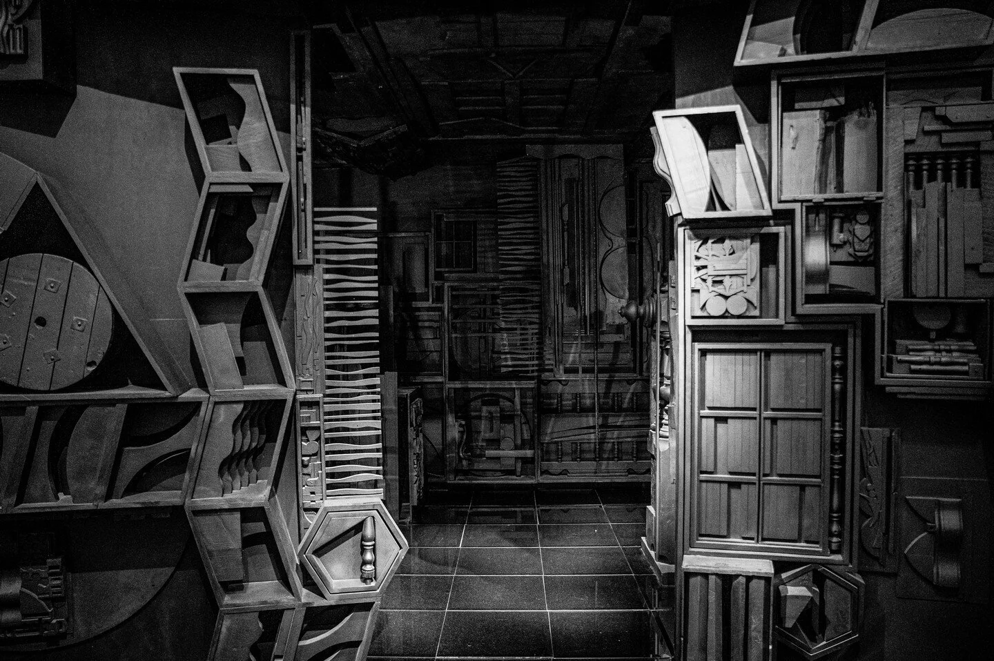 A Mrs N&rsquo;s Palace  @louise.nevelson⁠
⁠
#photography #bnwphotography #nycmuseum #femaleartist #installationart #sculptor #woodsculpture #americanartist #art #nevelson #louisenevelson #metmuseum #museum #b&amp;w #bw #bnw_society #instabw #bnw #bnw