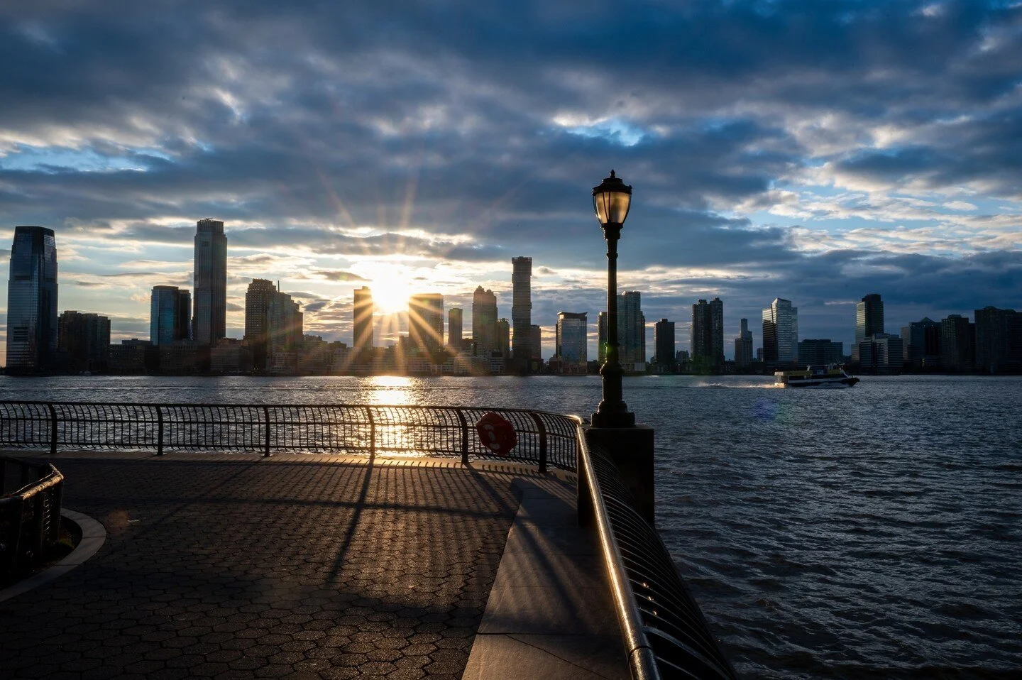 Beautiful sunset in Battery Park City.⁠
⁠
#sunsetsky #sunset_lovers #sunset_hub #beautifulsunset #sunsetgram #sunsetoftheday #sunsetlovers #sunsetphotography #sunsetlover #goldenhour #goldenhourphotography #sunsetphotos #vibrantcolors #sunsets #sunse