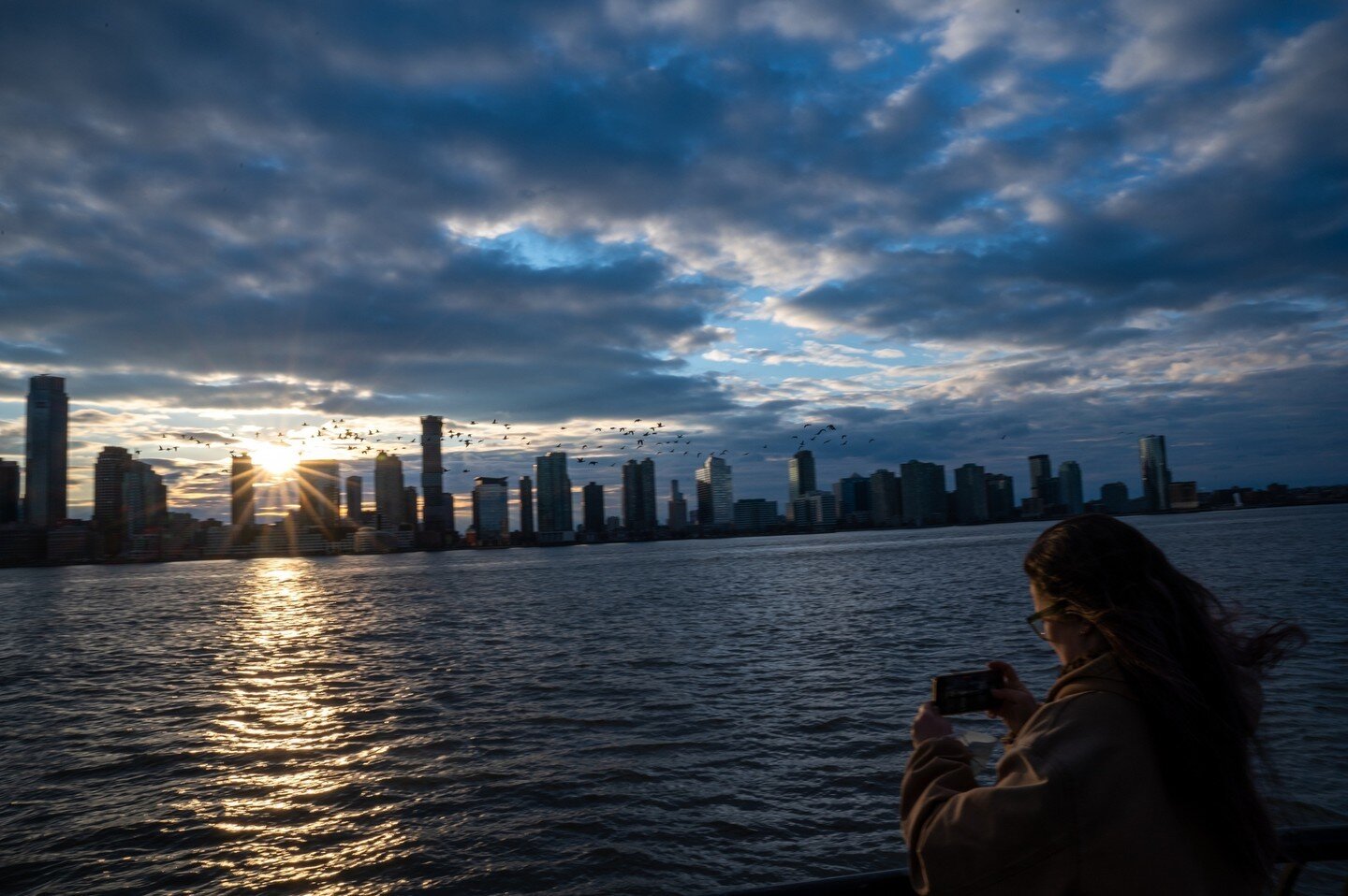Beautiful Sunset over the river.⁠
⁠
⁠
#hudsonriver #nycskyline #river #sunbeam #newjersey #clouds⁠
#sunsetsky #sunset_lovers #sunset_hub #beautifulsunset #sunsetgram #sunset_stream #sunsetoftheday #sunsetlovers #sunsetphotography #sunsetlover #golden