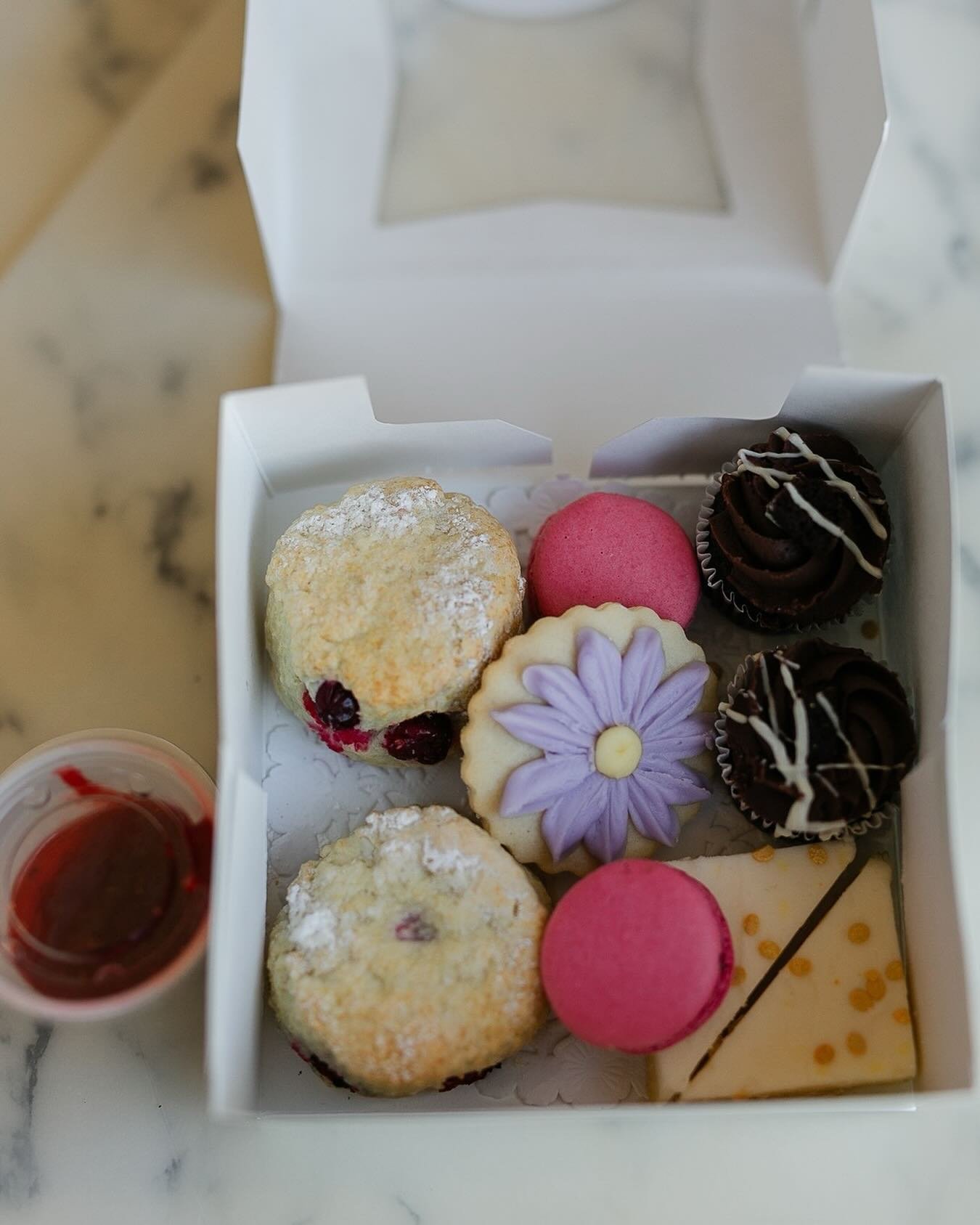 They say good things come in small packages...and they&rsquo;re right!
⠀⠀⠀⠀⠀⠀⠀⠀⠀
Our Mother&rsquo;s Day Treat Box features An assortment of treats for Mom: mini cranberry scones, sugar cookie, macarons, babycakes and lemon bar...omnomnom!
⠀⠀⠀⠀⠀⠀⠀⠀⠀
M