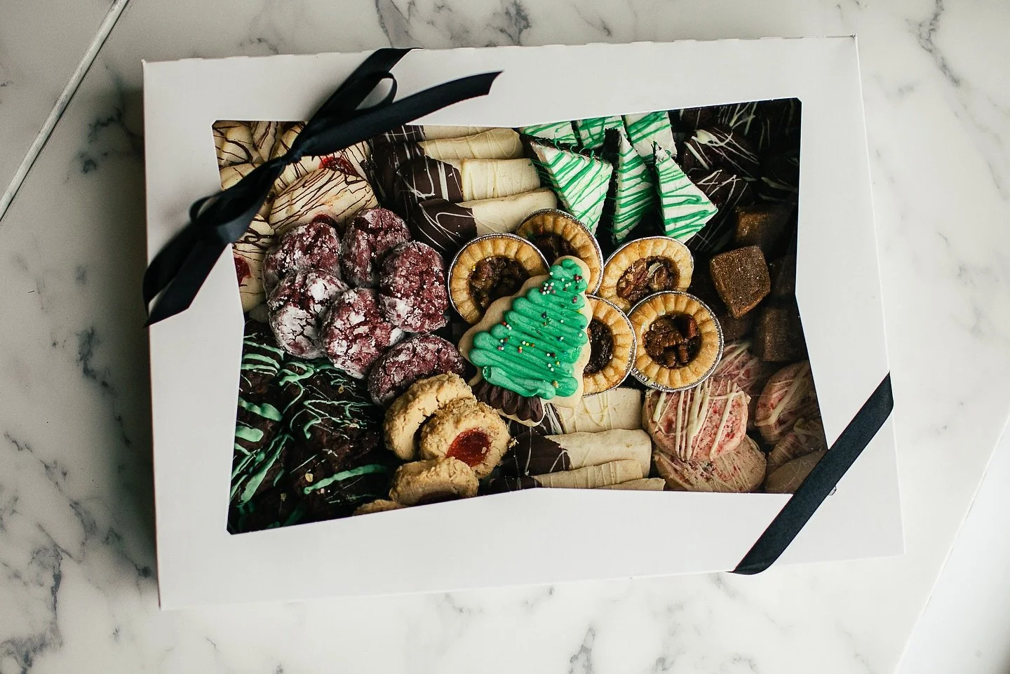 🎄 Yes, it’s early… but so are the best holiday plans! ✨
Our festive cookie platters are back! Loaded with your favourites, from buttery shortbread to classic sugar cookies. Perfect for holiday gatherings, gifting, or treating your team