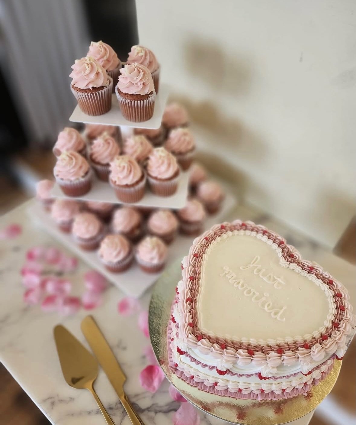 🤍2026 Wedding Bookings Are Now Open! 🤍

Make your special day extra sweet with Tracycakes!
Choose from over 40 flavours of cupcakes, babycakes, tiered cakes, and cutting cakes. Perfect for dessert tables, displays, or take-home wedding favours.

Le