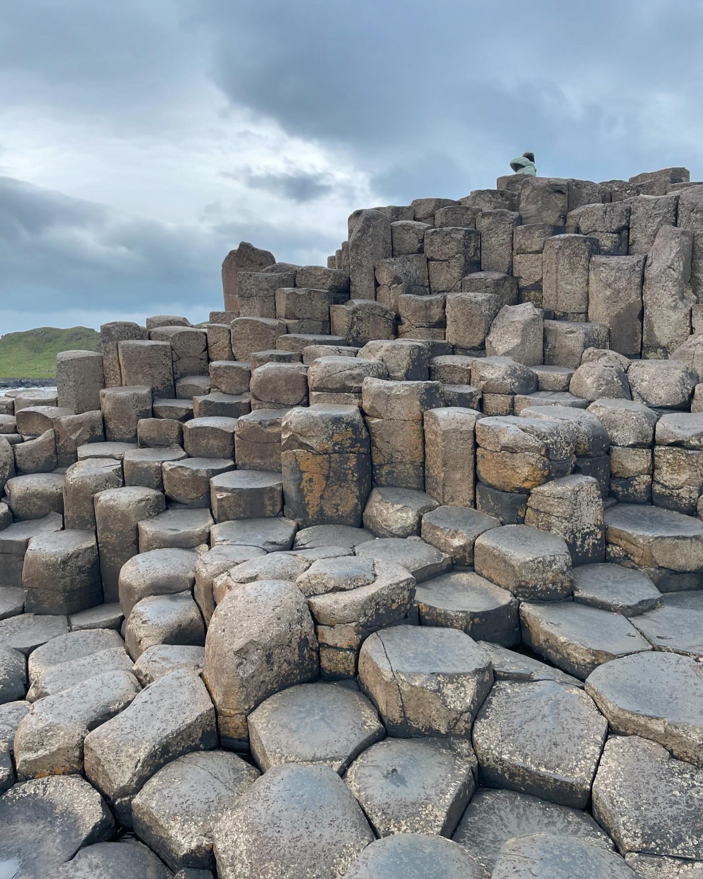 Stunning Northern Ireland ✨

📸 1-6 Giants Causeway 
📸 7-10 Carrick-a-Rede rope bridge, Co. Antrim 

I can&rsquo;t believe this was my first time visiting the Giants Causeway, a World Heritage Site on the coast of Northern Ireland with hexagonal ste