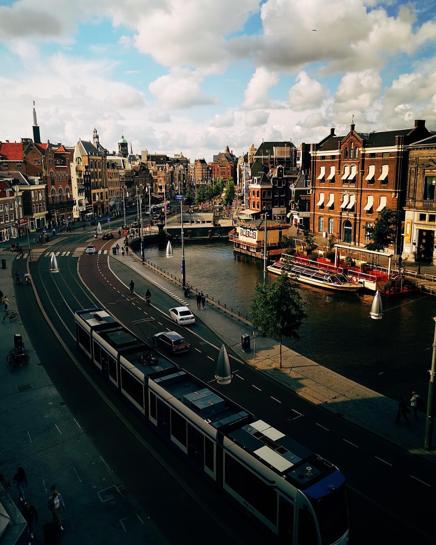 Rooftops on the Rokin, Amsterdam.
.
.
#iloveamsterdam #amsterdam #rokin #nederland #streetphotography #streetstyle #cities #people #travel #iamsterdam #amsterdamworld #nikon #amsterdamphotographer #europe #canalsofamsterdam #amsterdamcity #amsterdamc