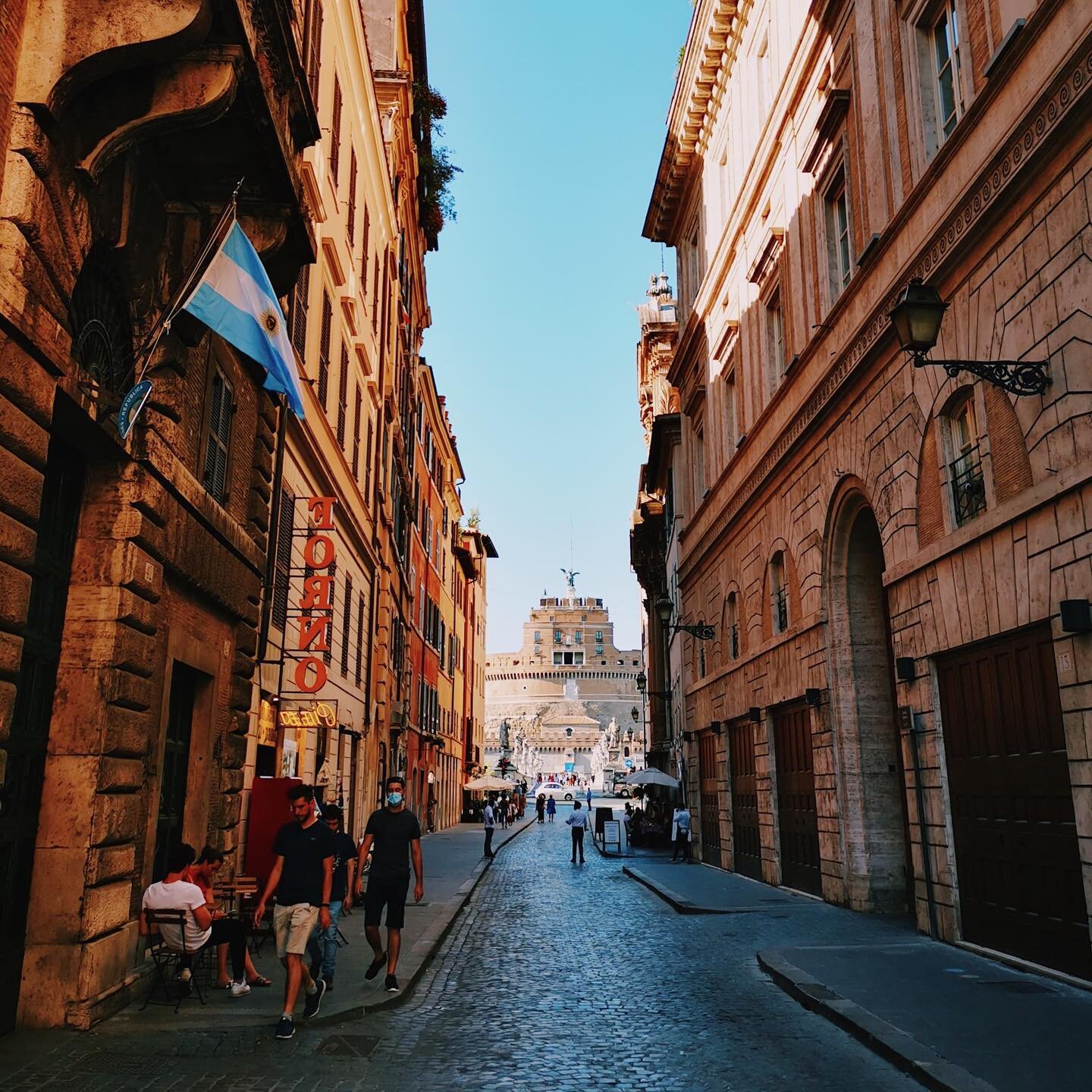 Lockdown in Rome.
.
.
#rome #italy #streetphotography #travel #europe #streetstyle #placestovisit #citiesoftheworld #stangelocastle #roma #instatravel #instagood #travelphotography #travelgram