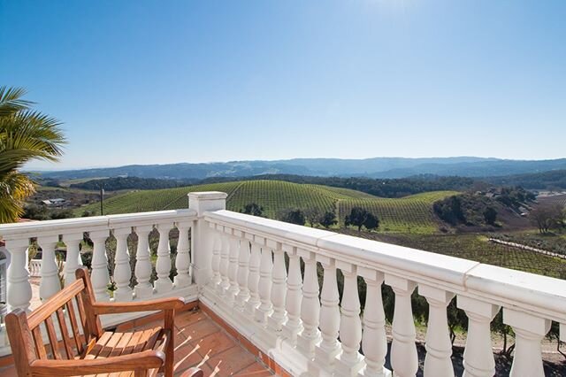 Not a bad day when you can wake up, grab a cup of coffee and walk outside to this spectacular view looking over Paso Robles wine country. ⁠
__⁠
⁠
For more information about our vacation rentals please DM or click the link in bio. ✨⁠
__⁠
⁠
#lojohomes 