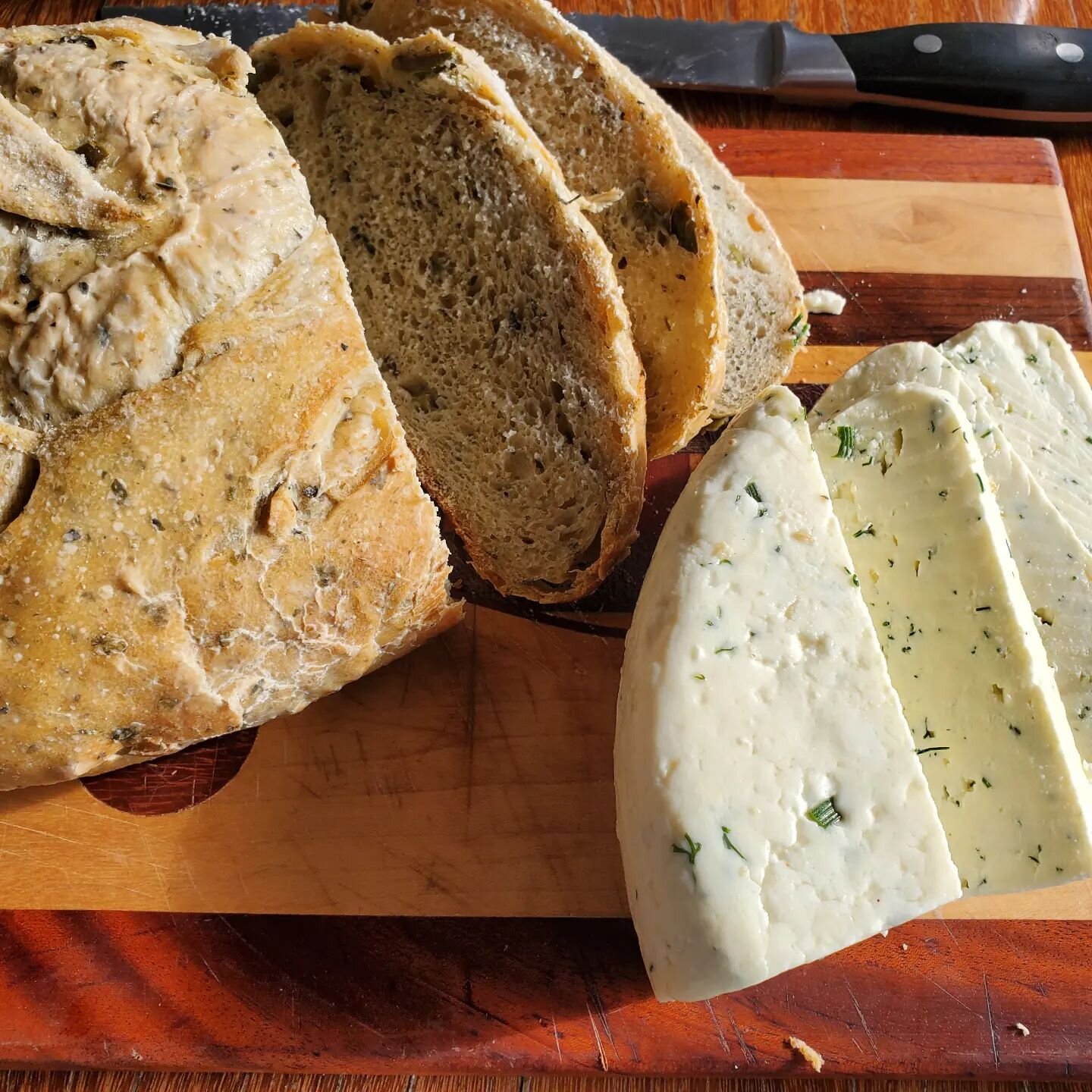 Matches made in heaven .... dill cheese made by @beerubes and olive bread made by @pancaseropedasi  #cheese #bread #artisan #localfood #slowfood #finca588 #venao #ca&ntilde;as #pedasi