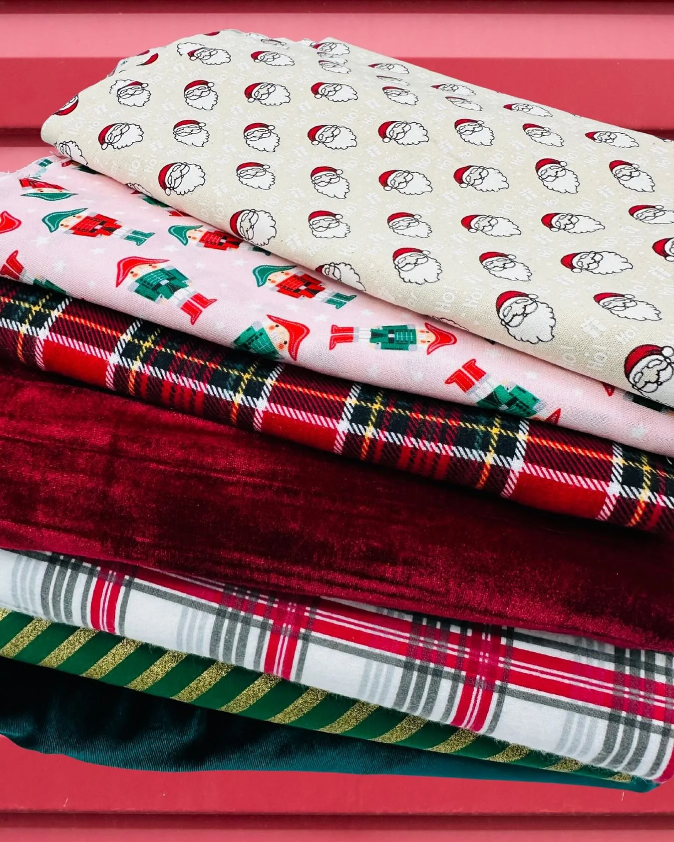 Banjo&rsquo;s making his list (and checking it twice)&hellip; and every bow is Ho-Ho-Ho so NICE! 🎁🐾
Our Holiday Collection launches this Thursday October 30th at 11am EST &mdash; stay tuned for festive flair and four-legged cheer! 
Our bows are per