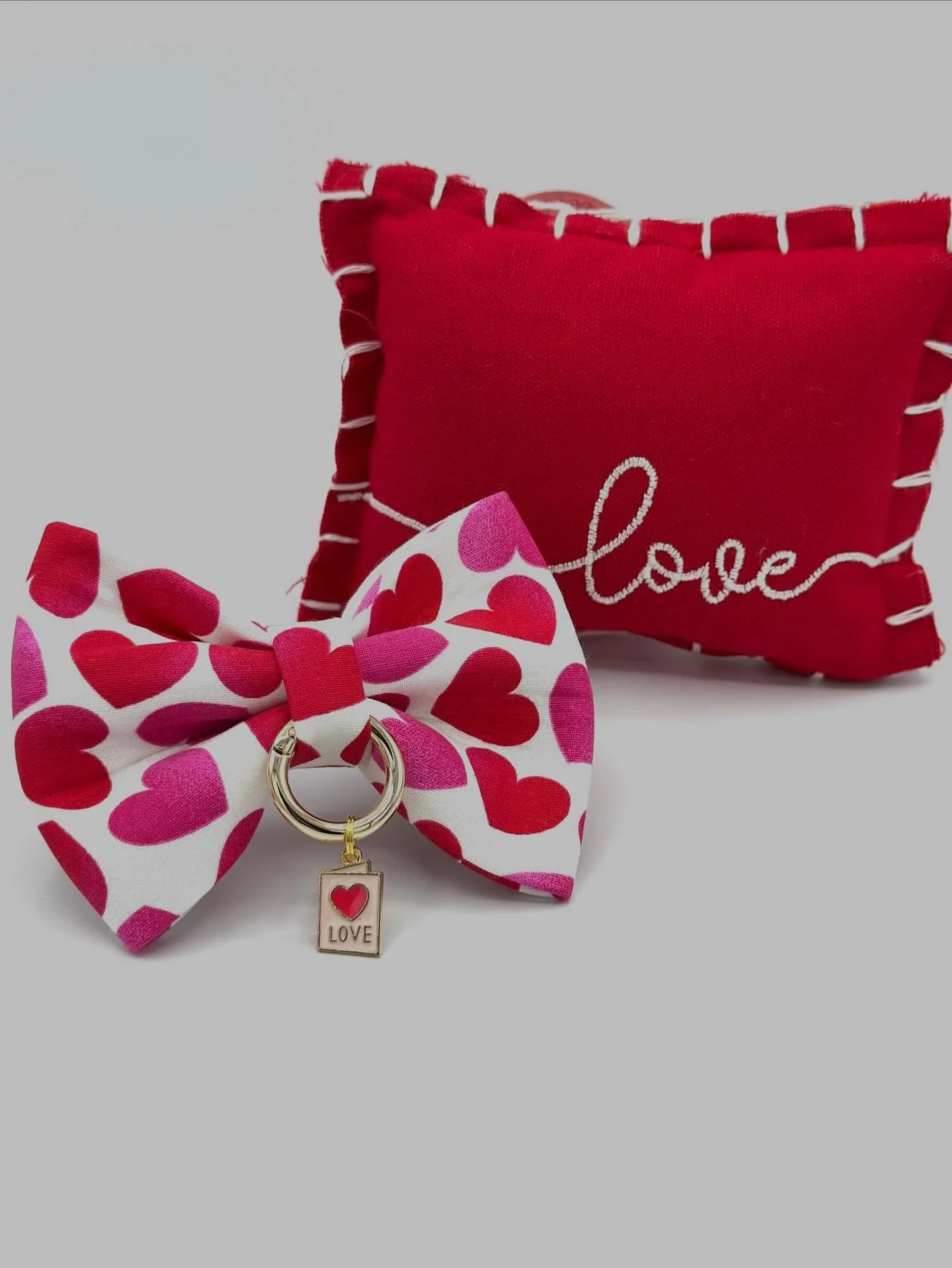 A little sparkle. A little love. A whole lot of charm 💕
Our Hearts AFlutter bow is finished with the perfect Book Of LOVE charm, making it a must-have for Valentine&rsquo;s season 🥰📕❤️
.
.
.
@banjos_bows 
banjosbows.com/shop
#BanjosBows #Valentine