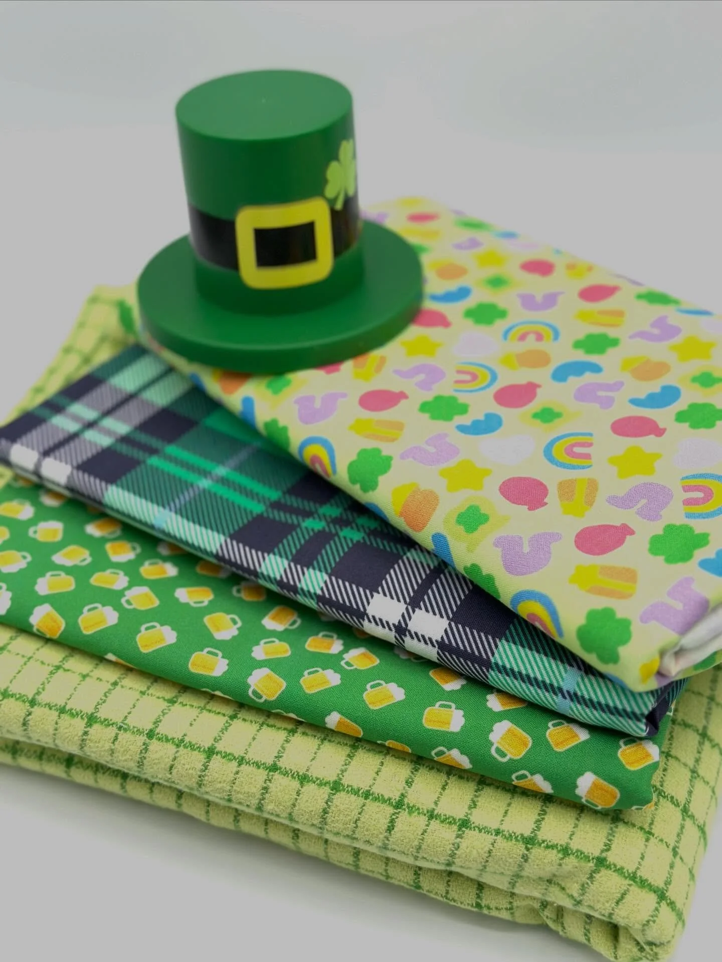 Something lucky is coming! 👀☘️💚
Lucky Charm Collection dropping Monday 23rd February @ 7pm EST. 
@banjos_bows 
banjosbows.com/shop
.
.
.
#banjosbows #luckycharm #stpatricks #beer #petbows