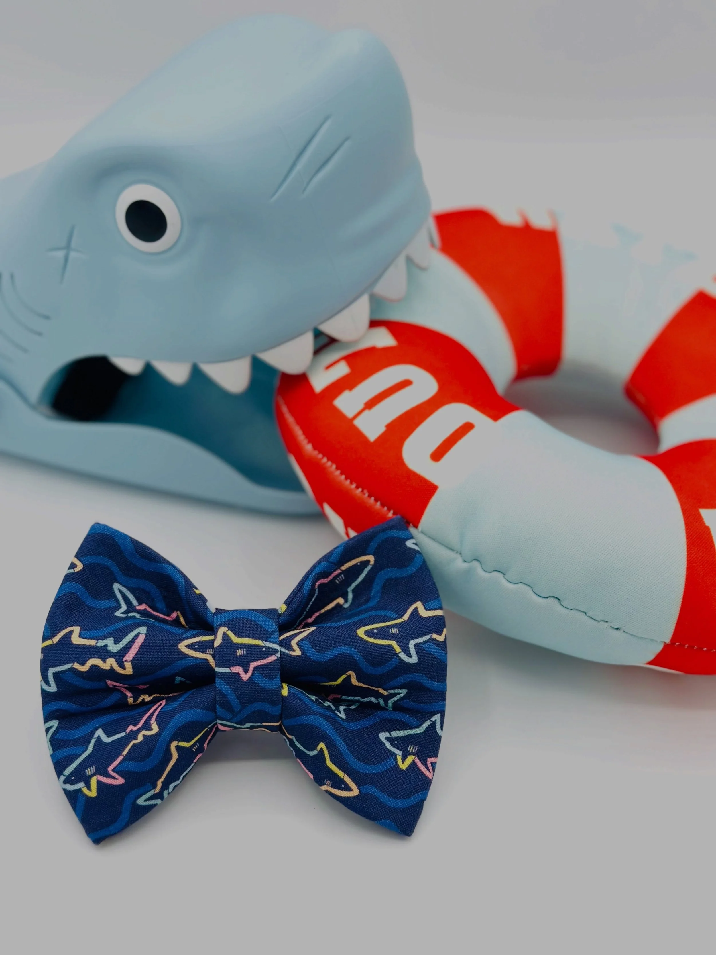 Sink your teeth into Shark Week with our Jawsome shark bows! 🦈💙 
Perfect for pups who love making a splash 💦 
@banjos_bows 
banjosbows.com/shop
.
.
.
#banjosbows #sharkweek #jawsome #discovery #sharks