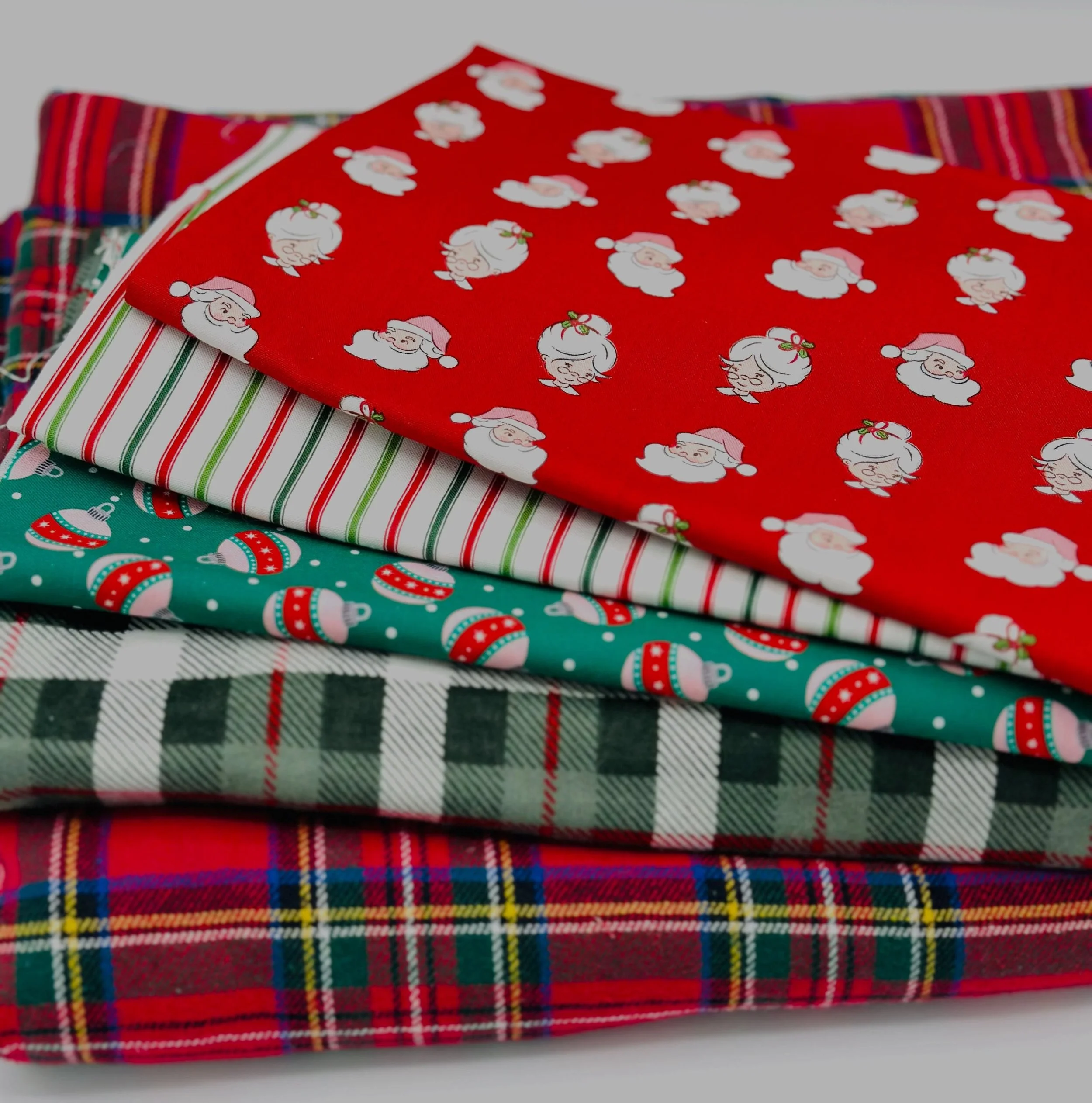 🎅🏼 Pssst&hellip; Santa called, and he said it&rsquo;s time for a little sneak peek! 🎄🐾

A little festive fabric tease of what&rsquo;s coming to Banjos Bows! Think jolly Santas, classic plaids &amp; a whole lot of Christmas cuteness! ❤️💚

🎁 Our 