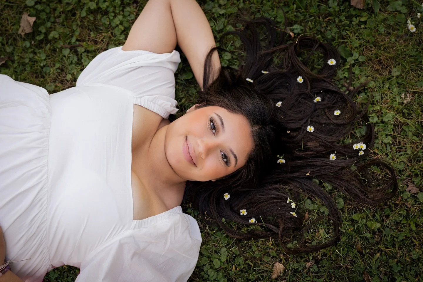 If you see wildflowers during your senior session&hellip; we&rsquo;re absolutely putting them in your hair. 🌼