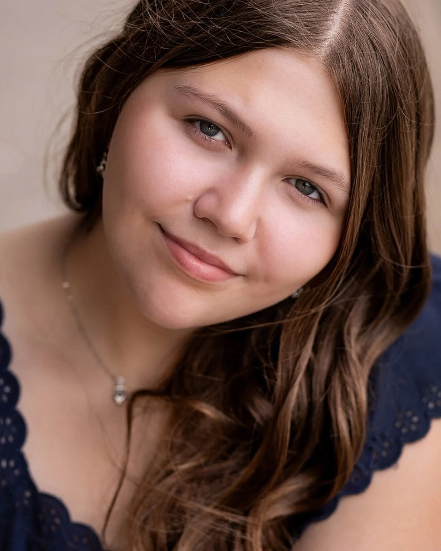 From studio florals to backroad bridges&hellip; this session felt like a whole story unfolding 🌿

I&rsquo;m always chasing that mix of posed + real. The in-between moments are where you actually see her&mdash;and that&rsquo;s the good stuff.