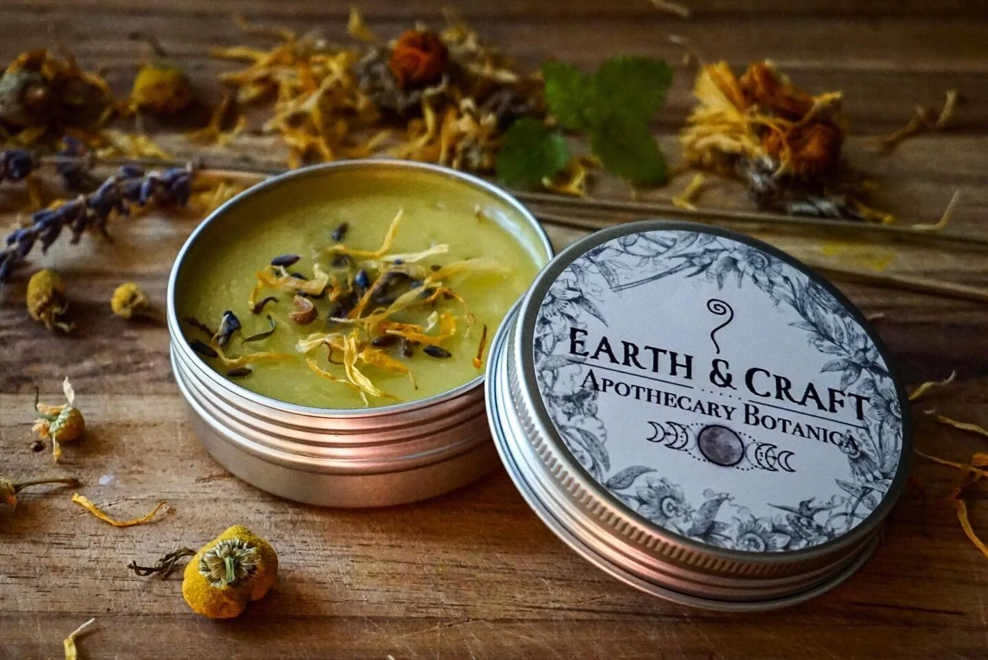 Our antiviral, antibacterial, and antifungal healing salve is now posted to the webshop! Read more about it on the site π€ A must have for any naturalist’s medicine cabinet. Cuts, scrapes, bumps, and bruises. I also use it overnight to treat ac