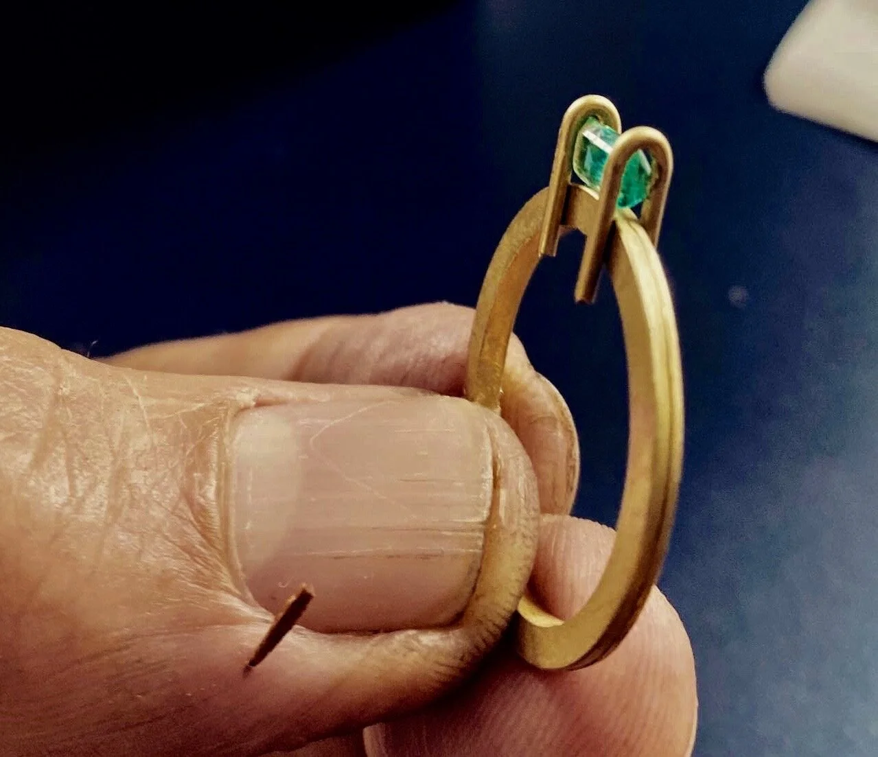 18k gold ring with emerald