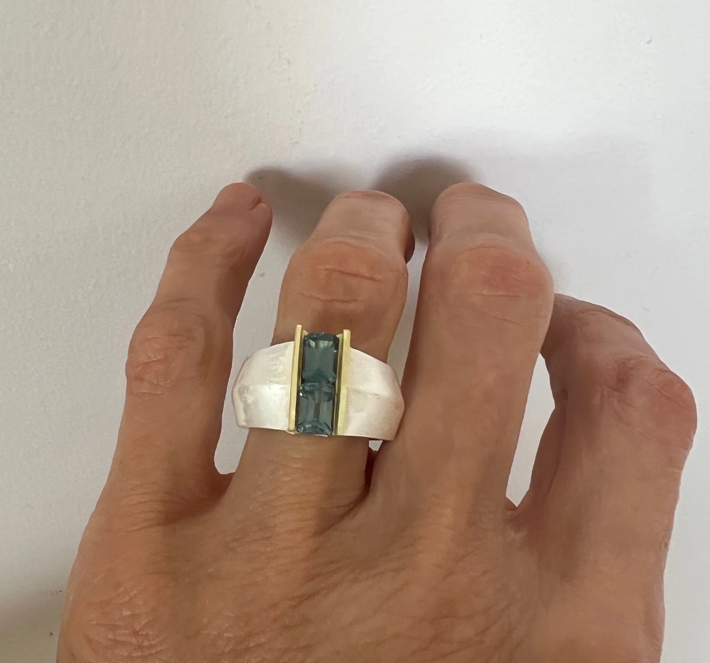 Hollow ring with aquamarines
18k gold, sterling silver and aquamarines