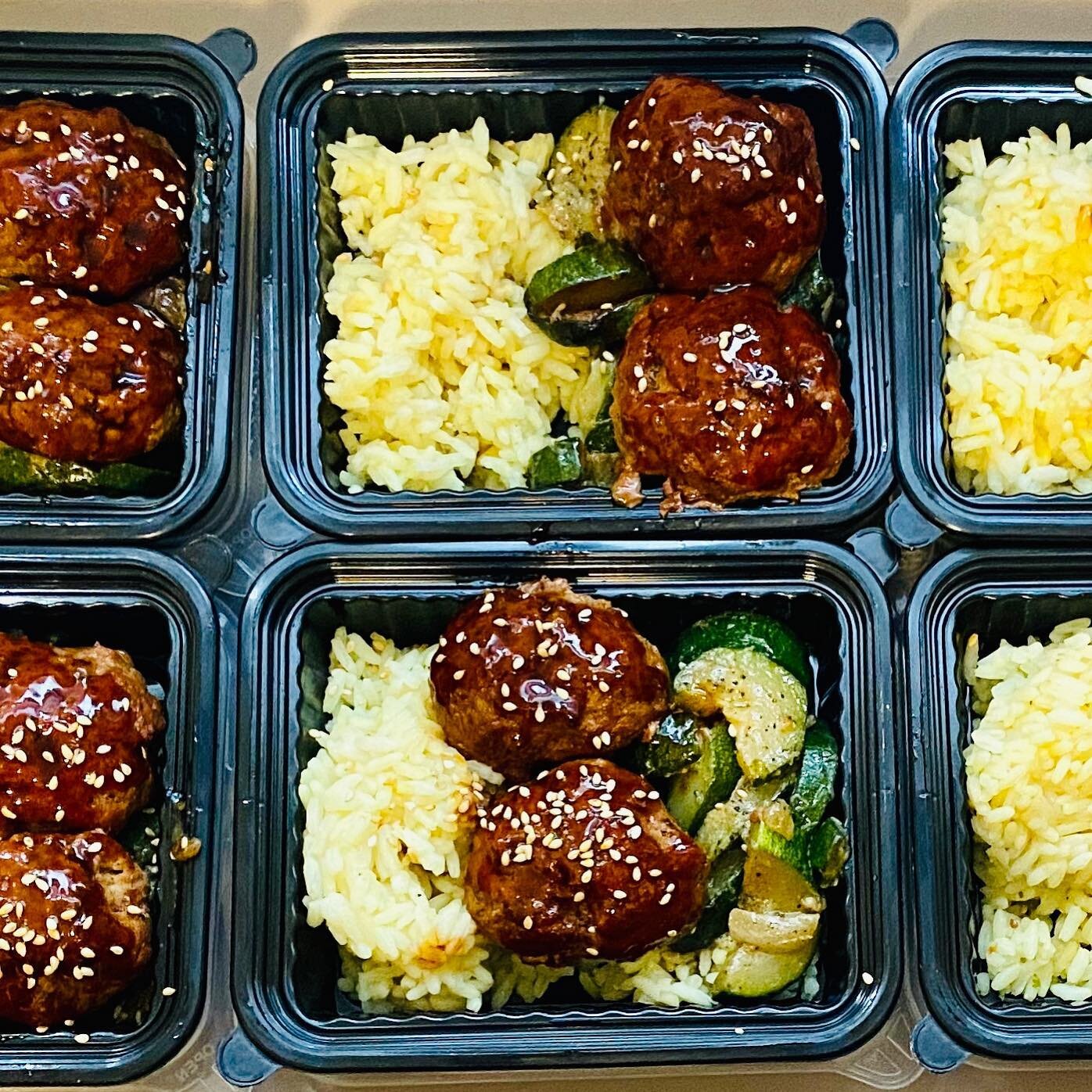 Honey Soyracha Turkey Meatballs with Rice and zucchini. Whether you are looking for portioned meals or just want to eat good...you can do both at the same time! #food #foodporn #chefallen #thewindycitymeals #portioncontrol #mealprep #chicago #healthy